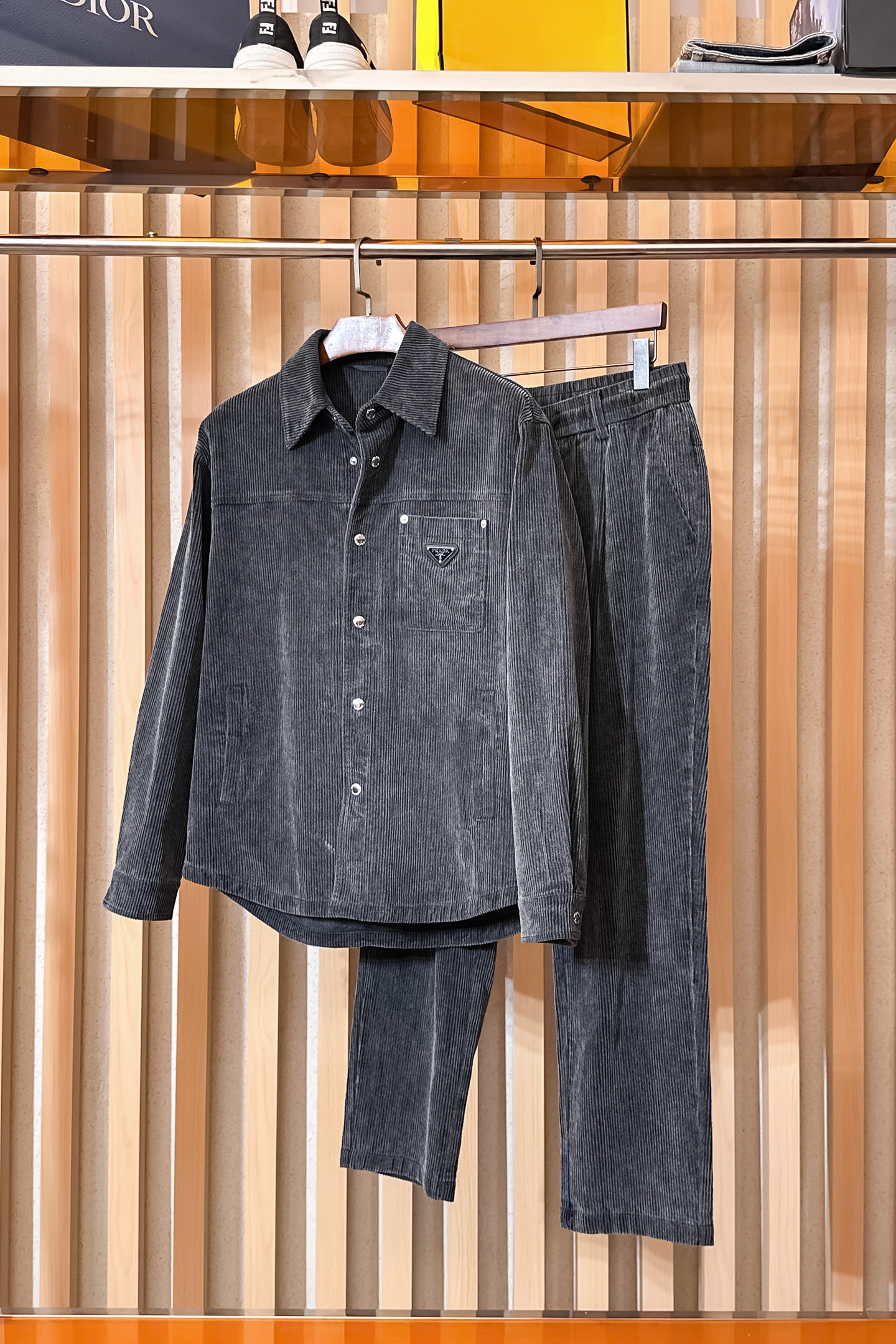 NO:565671,One set (not dismantled) Prada boutique suit 2025 autumn and winter new suit, catwalk style, customized original denim fabric, matching jacket design, very fashionable, super good shape, not easy to wrinkle, no pilling, perfect details and flawless upper body effect, versatile and fashionable, three colors available!  Size M-3XL.,,prada,jackets & coats,alexander wang19860909一套（不拆） 普拉达精品套装 2025秋冬新款套装 走秀款 定制原版牛仔面料 搭配夹克版型设计 非常洋气 版型超好不易褶皱 不起球 细节走线完美无瑕疵 上身效果棒棒哒 百搭又不失时尚感 三色可选！码数M-3XL.,,prada,jackets & coats,alexander wang,Men's clothing