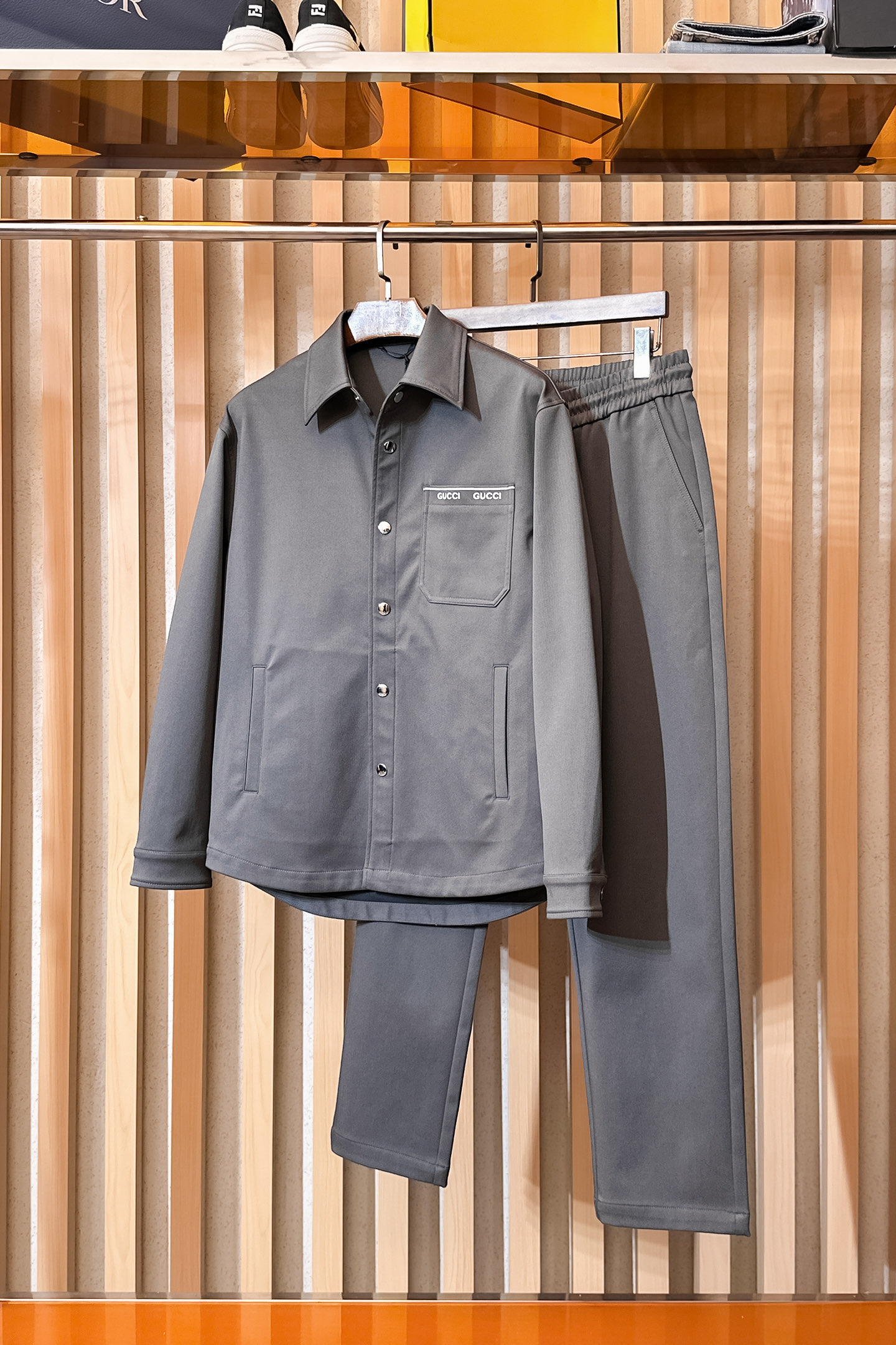 NO:565677,One set (not dismantled) Gucci boutique suit 2025 autumn and winter new suit, catwalk style, customized original denim fabric, matching jacket design, very fashionable, super good shape, not easy to wrinkle, no pilling, perfect details and flawless upper body effect, versatile and fashionable, three colors available!  Size M-3XL.,,gucci,jackets & coats,alexander wang19860909一套（不拆） 古驰精品套装 2025秋冬新款套装 走秀款 定制原版牛仔面料 搭配夹克版型设计 非常洋气 版型超好不易褶皱 不起球 细节走线完美无瑕疵 上身效果棒棒哒 百搭又不失时尚感 三色可选！码数M-3XL.,,gucci,jackets & coats,alexander wang,Men's clothing