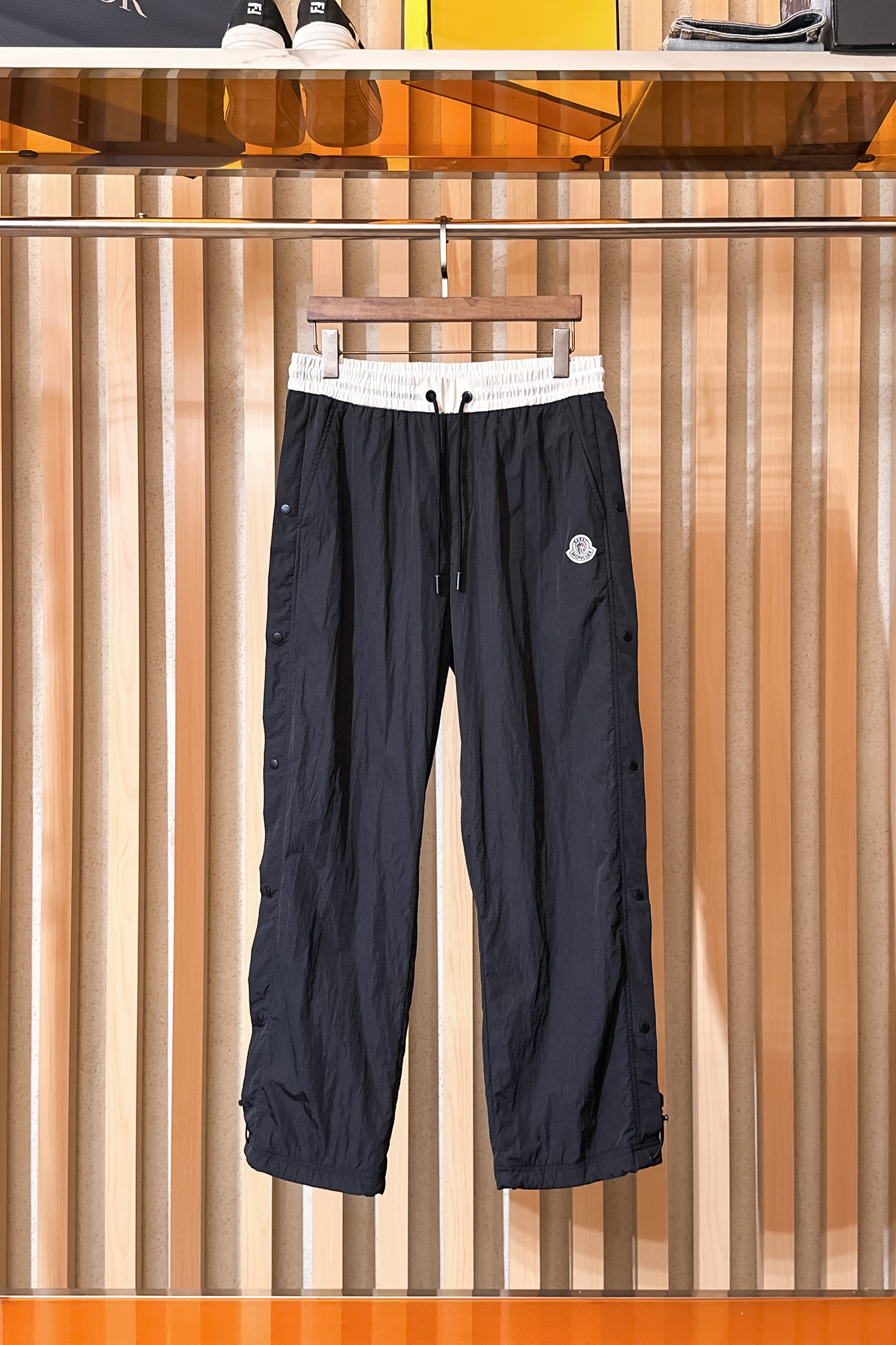 NO:549783,The new product of 2025ss autumn and winter for men, top-grade casual pants for men, the latest top-fitting style is invincible! This style of pants that can be closed and can be worn in daily work and outdoor sports. It is a perfect combination of fashionable leisure and outdoor sports, so whether you wear it normally or outdoor wear is your best choice. Extreme comfort and quick sweating are the most popular focus, improving the comfort of wearing and suitable for aerobics and trail running conditions. This style is a running casual pants with an extremely wide range of applications, allowing you to naturally maintain a love for sports in summer, or you can wear it in casual life. Color black Size M-XXXL, Moncler, alexander wang19860909蒙口2025ss秋冬新品 男士精品休闲裤顶级面料休闲裤,最新款上身版型无敌正!绝对可以闭眼收的一款此款裤子非常百搭,弹力腰围,日常上班户外运动都可以穿着,是时尚休闲与户外运动的完美结合,所以无论您平时穿或者户外穿都是您的最佳选择.极致舒适和快速排汗是备受青睐的重点,提升穿着舒适度,适合有氧运动和越野跑条件下穿着,此款是一件适用范围极其广泛的跑步休闲裤,让你在夏天自然可以保持对运动热爱,也可以在休闲生活中穿着 颜色黑色 尺码M-XXXL,,Moncler,alexander wang,Men's clothing