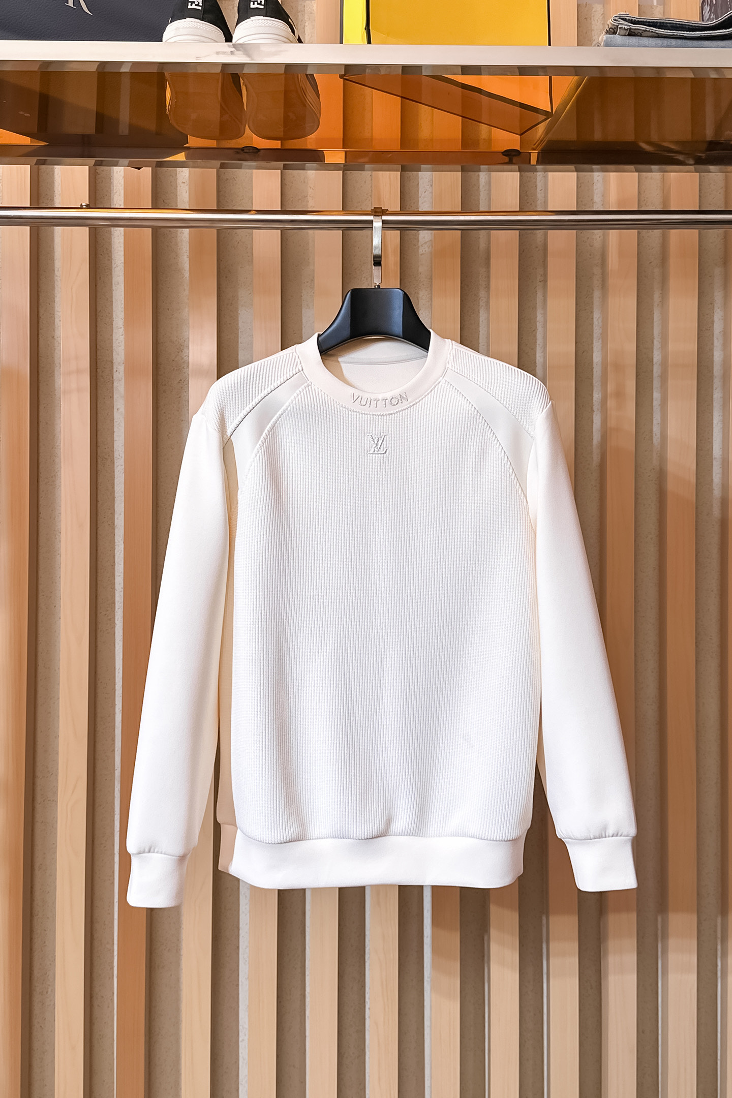 NO:549769,.LV 2025 Autumn and Winter 2025 Wool-blend pullover knit sweatshirt Geometric leather-patched pocket design Very highlighted, logo letter buttons Highlights in details The overall design is fashionable and gives a modern sense of tailoring, the neckline slightly fits the neck, making the overall upper body look younger and more fashionable. The fabric is made of customer-supplied wool blend material, which is easy to care for. The surface has a wool texture. The upper body is comfortable and warm, and it looks high-end. It also has a very crisp feeling. Color Black Clay Gray Number M-3XL Try on 172-148 Slim-fitting in L size, louis vuitton, hoodie, sweatshirts, alexander wang19860909.LV 2025秋冬 羊毛混纺套头针织卫衣 几何拼皮的口袋设计 很有亮点,标志字母纽扣 细节上凸显质感 整体设计上身时尚而赋予现代气息感合体的剪裁,领口微微贴合颈部,让整体上身更显年轻时尚 , 面料采用客供定织羊毛混纺材质 有着易打理的特点 表面有着羊毛质感 上身舒适保暖 ,显高档的同时 又有很好挺括感 颜色 黑色 咖色 灰色 码数M-3XL 试穿172-148 穿L码修身感,,louis vuitton,hoodie,sweatshirts,alexander wang,Men's clothing