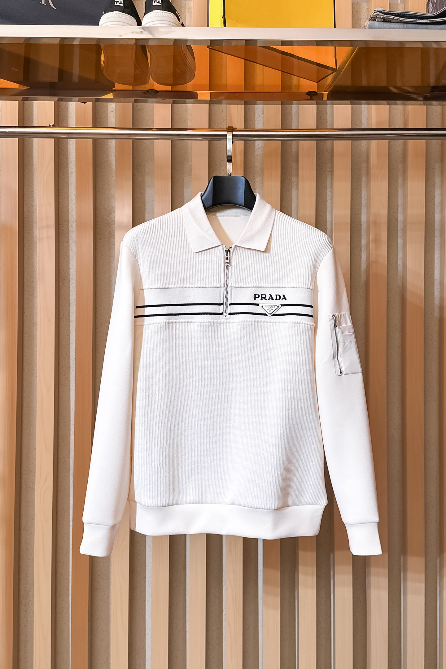 NO:549761,.Prada. 2025 Autumn and Winter wool-blend pullover knit sweatshirt Geometric leather-patched pocket design is very highlighted, logo letter buttons highlight the texture in details The overall design is fashionable and gives a modern sense of tailoring, the neckline slightly fits the neck, making the overall upper body look younger and more fashionable. The fabric is made of customer-supplied wool blend material, which is easy to care for. The surface has a wool texture. The upper body is comfortable and warm, and it looks high-end. It also has a very crisp feeling. Color Black beige Number of code M-3XL Try on 172-148 Slim-fitting, prada, hoodie, sweatshirts, alexander wang19860909.普拉达.2025秋冬 羊毛混纺套头针织卫衣 几何拼皮的口袋设计 很有亮点,标志字母纽扣 细节上凸显质感 整体设计上身时尚而赋予现代气息感合体的剪裁,领口微微贴合颈部,让整体上身更显年轻时尚 , 面料采用客供定织羊毛混纺材质 有着易打理的特点 表面有着羊毛质感 上身舒适保暖 ,显高档的同时 又有很好挺括感 颜色 黑色 米色 码数M-3XL 试穿172-148 穿L码修身感,,prada,hoodie,sweatshirts,alexander wang,Men's clothing