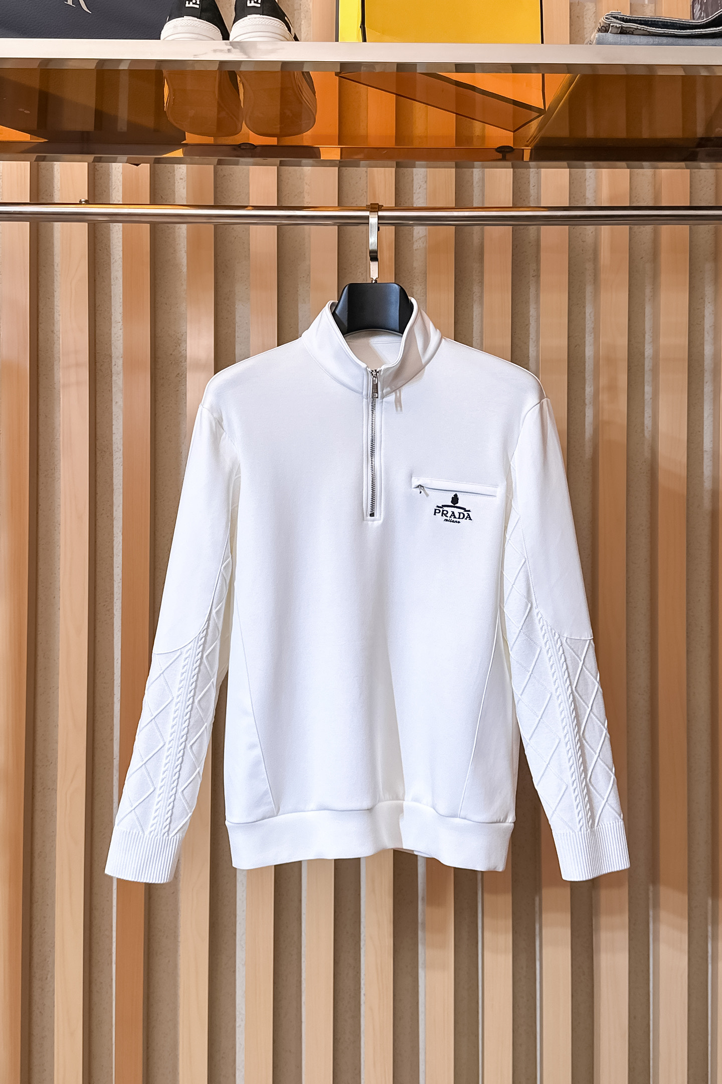 NO:549766,.Prada 2025 Autumn and Winter wool-blend pullover knit sweatshirts have a highlight of the pocket design, logo letter buttons highlight the texture in details. The overall design is fashionable and gives a modern sense of tailoring. The neckline slightly fits the neck, making the overall upper body look younger and more fashionable. The fabric is made of customer-supplied wool blend material, which is easy to care for. The surface has a wool texture. The upper body is comfortable and warm, which looks high-end and has a very crisp feeling. Color Black White Size M-3XL Try it on 172-148 Slim-fitting, prada, hoodie, sweatshirts, alexander wang19860909.普拉达 2025秋冬 羊毛混纺套头针织卫衣 的口袋设计 很有亮点,标志字母纽扣 细节上凸显质感 整体设计上身时尚而赋予现代气息感合体的剪裁,领口微微贴合颈部,让整体上身更显年轻时尚 , 面料采用客供定织羊毛混纺材质 有着易打理的特点 表面有着羊毛质感 上身舒适保暖 ,显高档的同时 又有很好挺括感 颜色 黑色 白色码数M-3XL 试穿172-148 穿L码修身感,,prada,hoodie,sweatshirts,alexander wang,Men's clothing