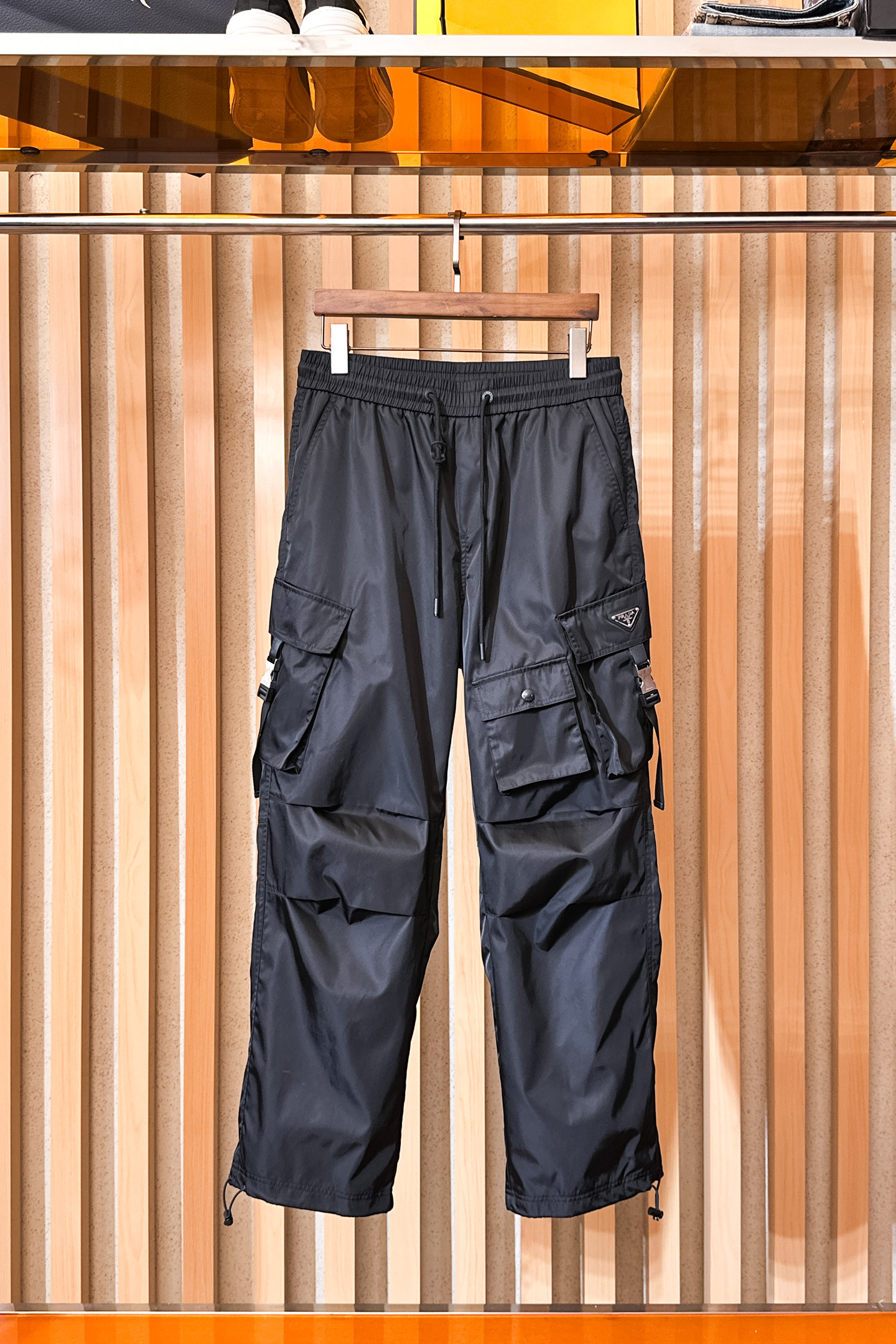 NO:549778,Prada men's boutique casual pants are casual pants made of top-quality fabrics. The latest upper body style is invincible! You can definitely wear it with your eyes closed. These pants are very versatile and have an elastic waist. They can be worn for daily work and outdoor sports. They are the perfect combination of fashion, leisure and outdoor sports, so they are suitable for daily wear or outdoor wear.  It is your best choice. Extreme comfort and quick sweat wicking are the most popular points. It improves wearing comfort and is suitable for wearing under aerobic exercise and trail running conditions. This type of running casual pants has an extremely wide range of applications, allowing you to naturally maintain your love for sports in the summer and also wear it in leisure life.  Color black Size M-XXXL, prada, alexander wang19860909普拉达男士精品休闲裤顶级面料休闲裤,最新款上身版型无敌正!绝对可以闭眼收的一款此款裤子非常百搭,弹力腰围,日常上班户外运动都可以穿着,是时尚休闲与户外运动的完美结合,所以无论您平时穿或者户外穿都是您的最佳选择.极致舒适和快速排汗是备受青睐的重点,提升穿着舒适度,适合有氧运动和越野跑条件下穿着,此款是一件适用范围极其广泛的跑步休闲裤,让你在夏天自然可以保持对运动热爱,也可以在休闲生活中穿着 颜色黑色 尺码M-XXXL,,prada,alexander wang,Men's clothing