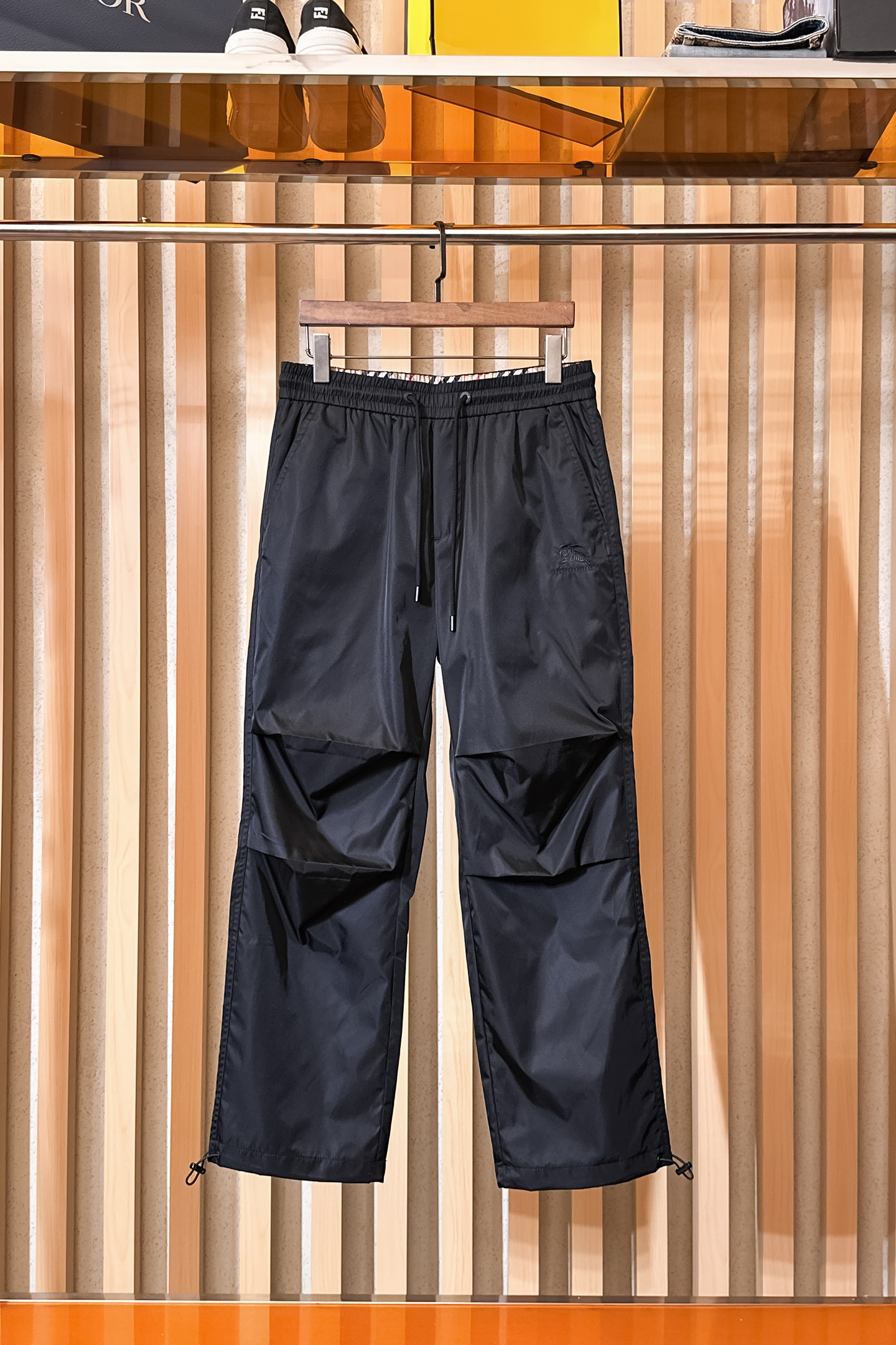 NO:549774,Burberry 2025ss autumn and winter new products, men's boutique casual pants top-grade fabric casual pants, the latest top-body style is invincible! This pants are very versatile, elastic waistline, and can be worn for daily work and outdoor sports. It is a perfect combination of fashionable leisure and outdoor sports, so whether you wear it normally or outdoor wear is your best choice. Extreme comfort and quick sweating are the most popular focus, improving the comfort of wearing and suitable for aerobics and trail running conditions. This style is a running casual pants with an extremely wide range of applications, allowing you to naturally maintain a love for sports in summer, or you can wear it in casual life. Color black Size M-XXXL, burberry, alexander wang19860909巴宝莉2025ss秋冬新品 男士精品休闲裤顶级面料休闲裤,最新款上身版型无敌正!绝对可以闭眼收的一款此款裤子非常百搭,弹力腰围,日常上班户外运动都可以穿着,是时尚休闲与户外运动的完美结合,所以无论您平时穿或者户外穿都是您的最佳选择.极致舒适和快速排汗是备受青睐的重点,提升穿着舒适度,适合有氧运动和越野跑条件下穿着,此款是一件适用范围极其广泛的跑步休闲裤,让你在夏天自然可以保持对运动热爱,也可以在休闲生活中穿着 颜色黑色 尺码M-XXXL,,burberry,alexander wang,Men's clothing