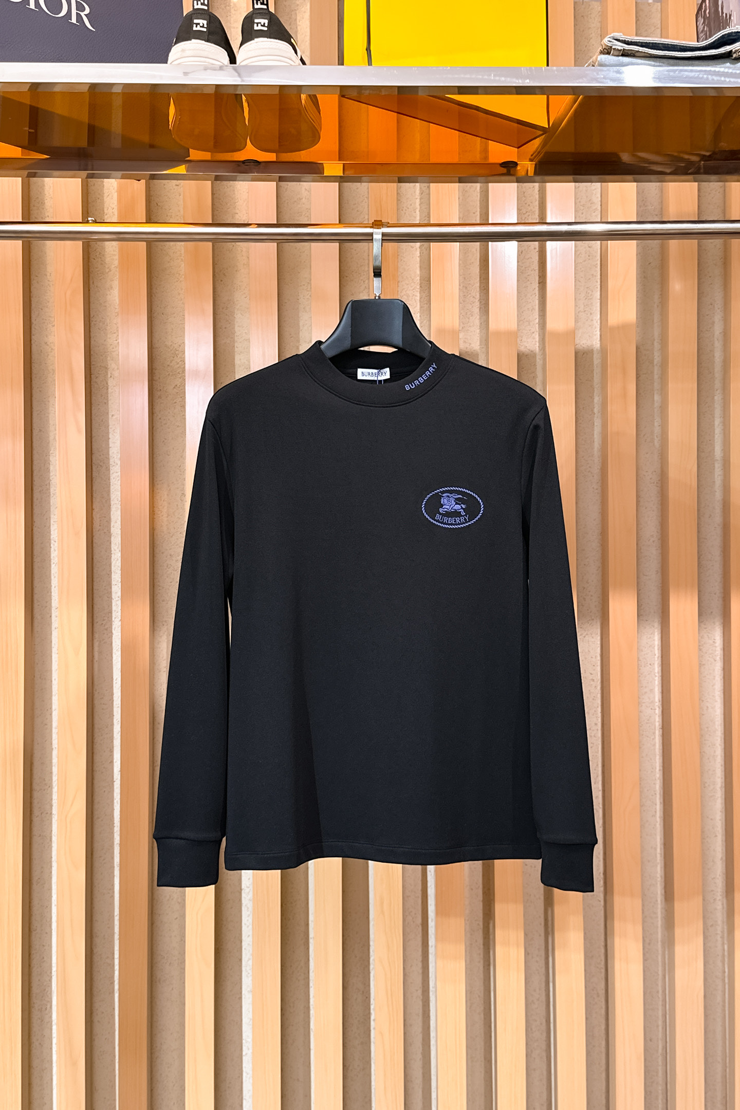 NO:599057,bbr 2025 autumn and winter men's latest trade order bottoming shirts, all in good condition!  !  Designed with logo embroidery!  Customized baby fleece fabric!  The upper body is comfortable and breathable, not stiff, and the overall body has a rich three-dimensional feel. It is a quality export order and is customized with exclusive baby velvet fabric tailoring to meet the simple needs of commuters. The upper body effect is very good, slimming, and not picky about the figure. The fabric workmanship... is impeccable. Only good craftsmanship and good fabrics can produce a good taste. It is a must-have item for everyone!  Size M-3XL 100,,alexander wang19860909bbr 2025秋冬男士最新的贸易订单打底衫,全品相！！采用logo图案刺绣设计！定制婴儿绒面料！上身舒适透气,不僵硬,整体有着丰富的立体感,品质出口订单,定制专属婴儿绒面料剪裁,满足通勤人们对于着装的简约需求,上身效果很好,显瘦,不挑剔身材.面料做工....无可挑剔,好工艺好面料才能穿出好品味一款,人手必备单品！尺码M-3XL 100,,alexander wang,Men's clothing