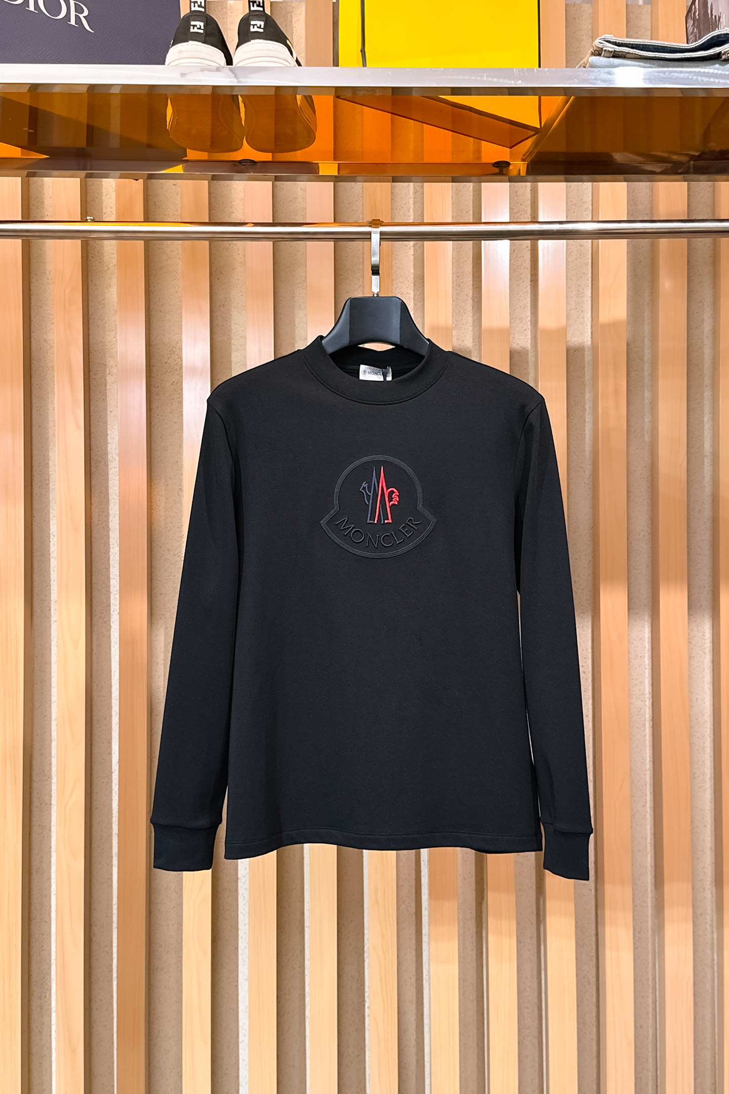 NO:598469,Mengkou 2025 autumn and winter men's latest trade order bottoming shirt, all in good condition!  !  Designed with logo embroidery!  Customized baby fleece fabric!  The upper body is comfortable and breathable, not stiff, and the overall body has a rich three-dimensional feel. It is a quality export order and is customized with exclusive baby velvet fabric tailoring to meet the simple needs of commuters. The upper body effect is very good, slimming, and not picky about the figure. The fabric workmanship... is impeccable. Only good craftsmanship and good fabrics can produce a good taste. It is a must-have item for everyone!  Size M-3XL 100,,Moncler,alexander wang19860909蒙口 2025秋冬男士最新的贸易订单打底衫,全品相！！采用logo图案刺绣设计！定制婴儿绒面料！上身舒适透气,不僵硬,整体有着丰富的立体感,品质出口订单,定制专属婴儿绒面料剪裁,满足通勤人们对于着装的简约需求,上身效果很好,显瘦,不挑剔身材.面料做工....无可挑剔,好工艺好面料才能穿出好品味一款,人手必备单品！尺码M-3XL 100,,Moncler,alexander wang,Men's clothing