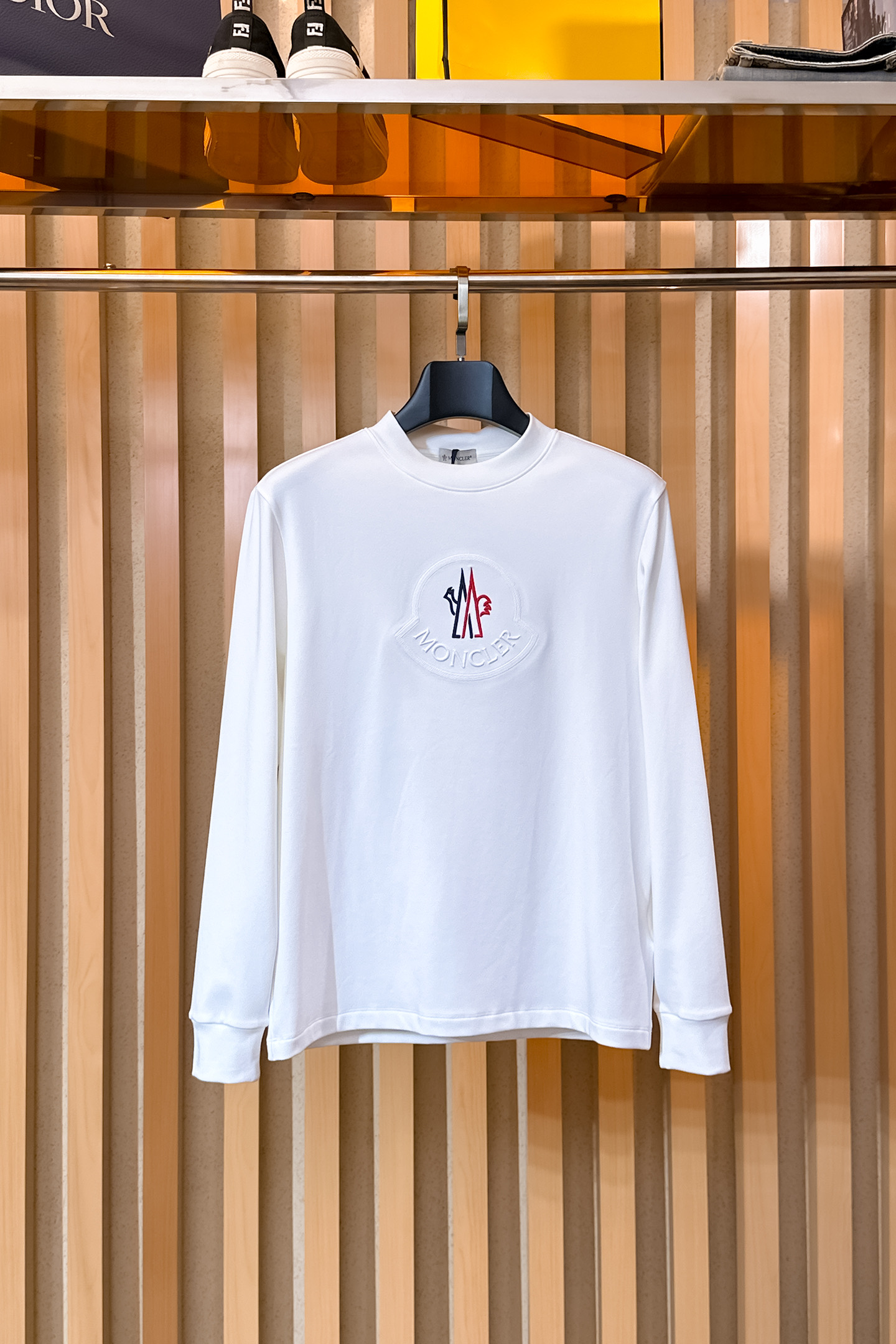 NO:598466,Mengkou 2025 autumn and winter men's latest trade order bottoming shirt, all in good condition!  !  Designed with logo embroidery!  Customized baby fleece fabric!  The upper body is comfortable and breathable, not stiff, and the overall body has a rich three-dimensional feel. It is a quality export order and is customized with exclusive baby velvet fabric tailoring to meet the simple needs of commuters. The upper body effect is very good, slimming, and not picky about the figure. The fabric workmanship... is impeccable. Only good craftsmanship and good fabrics can produce a good taste. It is a must-have item for everyone!  Size M-3XL,,Moncler,alexander wang19860909蒙口 2025秋冬男士最新的贸易订单打底衫,全品相！！采用logo图案刺绣设计！定制婴儿绒面料！上身舒适透气,不僵硬,整体有着丰富的立体感,品质出口订单,定制专属婴儿绒面料剪裁,满足通勤人们对于着装的简约需求,上身效果很好,显瘦,不挑剔身材.面料做工....无可挑剔,好工艺好面料才能穿出好品味一款,人手必备单品！尺码M-3XL,,Moncler,alexander wang,Men's clothing