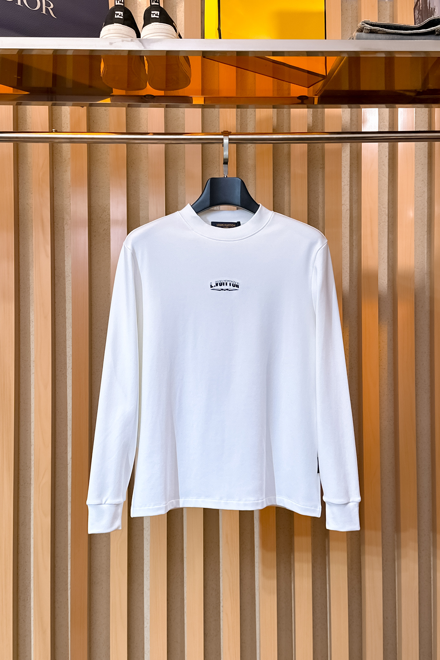 NO:598472,lv mouth 2025 autumn and winter men's latest trade order bottoming shirt, all in good condition!  !  Designed with logo embroidery!  Customized baby fleece fabric!  The upper body is comfortable and breathable, not stiff, and the overall body has a rich three-dimensional feel. It is a quality export order and is customized with exclusive baby velvet fabric tailoring to meet the simple needs of commuters. The upper body effect is very good, slimming, and not picky about the figure. The fabric workmanship... is impeccable. Only good craftsmanship and good fabrics can produce a good taste. It is a must-have item for everyone!  Size M-3XL,,louis vuitton,alexander wang19860909lv 口 2025秋冬男士最新的贸易订单打底衫,全品相！！采用logo图案刺绣设计！定制婴儿绒面料！上身舒适透气,不僵硬,整体有着丰富的立体感,品质出口订单,定制专属婴儿绒面料剪裁,满足通勤人们对于着装的简约需求,上身效果很好,显瘦,不挑剔身材.面料做工....无可挑剔,好工艺好面料才能穿出好品味一款,人手必备单品！尺码M-3XL,,louis vuitton,alexander wang,Men's clothing