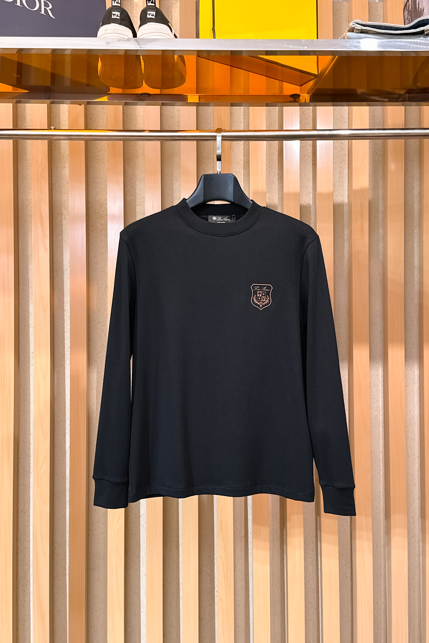 NO:598473,LP men's latest trade order bottoming shirt for autumn and winter, all in good condition!  !  Designed with logo embroidery!  Customized baby fleece fabric!  The upper body is comfortable and breathable, not stiff, and the overall body has a rich three-dimensional feel. It is a quality export order and is customized with exclusive baby velvet fabric tailoring to meet the simple needs of commuters. The upper body effect is very good, slimming, and not picky about the figure. The fabric workmanship... is impeccable. Only good craftsmanship and good fabrics can produce a good taste. It is a must-have item for everyone!  Size M-3XL,,loro piana,alexander wang19860909LP 秋冬男士最新的贸易订单打底衫,全品相！！采用logo图案刺绣设计！定制婴儿绒面料！上身舒适透气,不僵硬,整体有着丰富的立体感,品质出口订单,定制专属婴儿绒面料剪裁,满足通勤人们对于着装的简约需求,上身效果很好,显瘦,不挑剔身材.面料做工....无可挑剔,好工艺好面料才能穿出好品味一款,人手必备单品！尺码M-3XL,,loro piana,alexander wang,Men's clothing