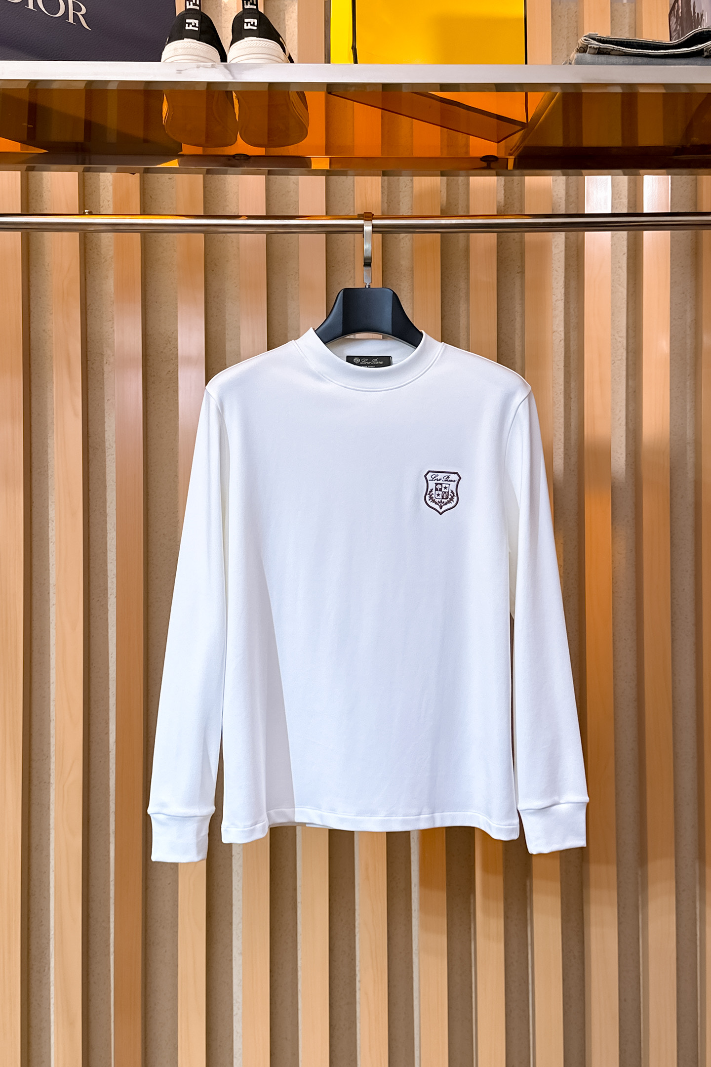 NO:599059,L's latest trade order base layer shirt for men in autumn and winter, all in good condition!  !  Designed with logo embroidery!  Customized baby fleece fabric!  The upper body is comfortable and breathable, not stiff, and the overall body has a rich three-dimensional feel. It is a quality export order and is customized with exclusive baby velvet fabric tailoring to meet the simple needs of commuters. The upper body effect is very good, slimming, and not picky about the figure. The fabric workmanship... is impeccable. Only good craftsmanship and good fabrics can produce a good taste. It is a must-have item for everyone!  Size M-3XL,,alexander wang19860909L秋冬男士最新的贸易订单打底衫,全品相！！采用logo图案刺绣设计！定制婴儿绒面料！上身舒适透气,不僵硬,整体有着丰富的立体感,品质出口订单,定制专属婴儿绒面料剪裁,满足通勤人们对于着装的简约需求,上身效果很好,显瘦,不挑剔身材.面料做工....无可挑剔,好工艺好面料才能穿出好品味一款,人手必备单品！尺码M-3XL,,alexander wang,Men's clothing