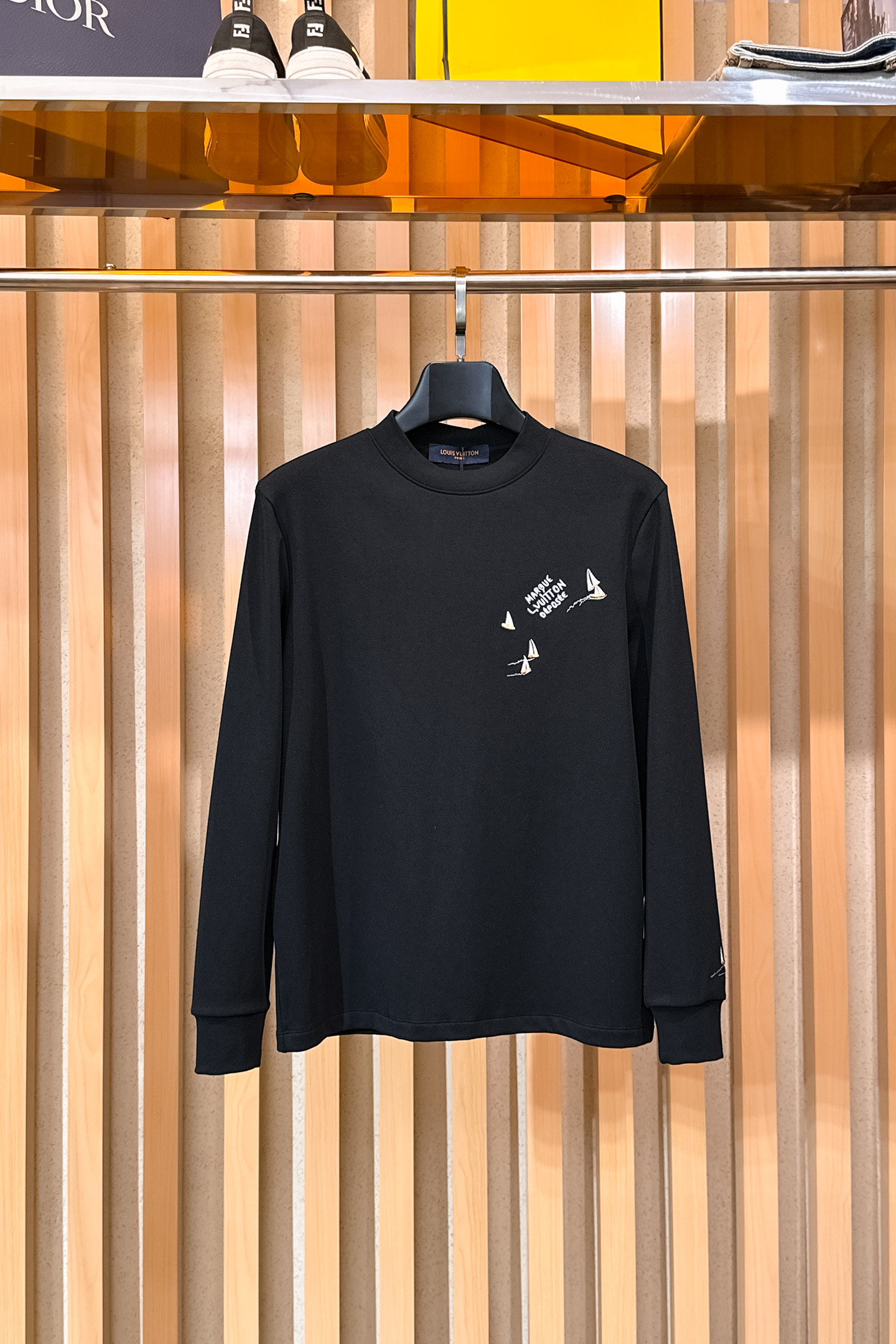 NO:598463,lv mouth 2025 autumn and winter men's latest trade order bottoming shirt, all in good condition!  !  Designed with logo embroidery!  Customized baby fleece fabric!  The upper body is comfortable and breathable, not stiff, and the overall body has a rich three-dimensional feel. It is a quality export order and is customized with exclusive baby velvet fabric tailoring to meet the simple needs of commuters. The upper body effect is very good, slimming, and not picky about the figure. The fabric workmanship... is impeccable. Only good craftsmanship and good fabrics can produce a good taste. It is a must-have item for everyone!  Size M-3XL,,louis vuitton,alexander wang19860909lv 口 2025秋冬男士最新的贸易订单打底衫,全品相！！采用logo图案刺绣设计！定制婴儿绒面料！上身舒适透气,不僵硬,整体有着丰富的立体感,品质出口订单,定制专属婴儿绒面料剪裁,满足通勤人们对于着装的简约需求,上身效果很好,显瘦,不挑剔身材.面料做工....无可挑剔,好工艺好面料才能穿出好品味一款,人手必备单品！尺码M-3XL,,louis vuitton,alexander wang,Men's clothing