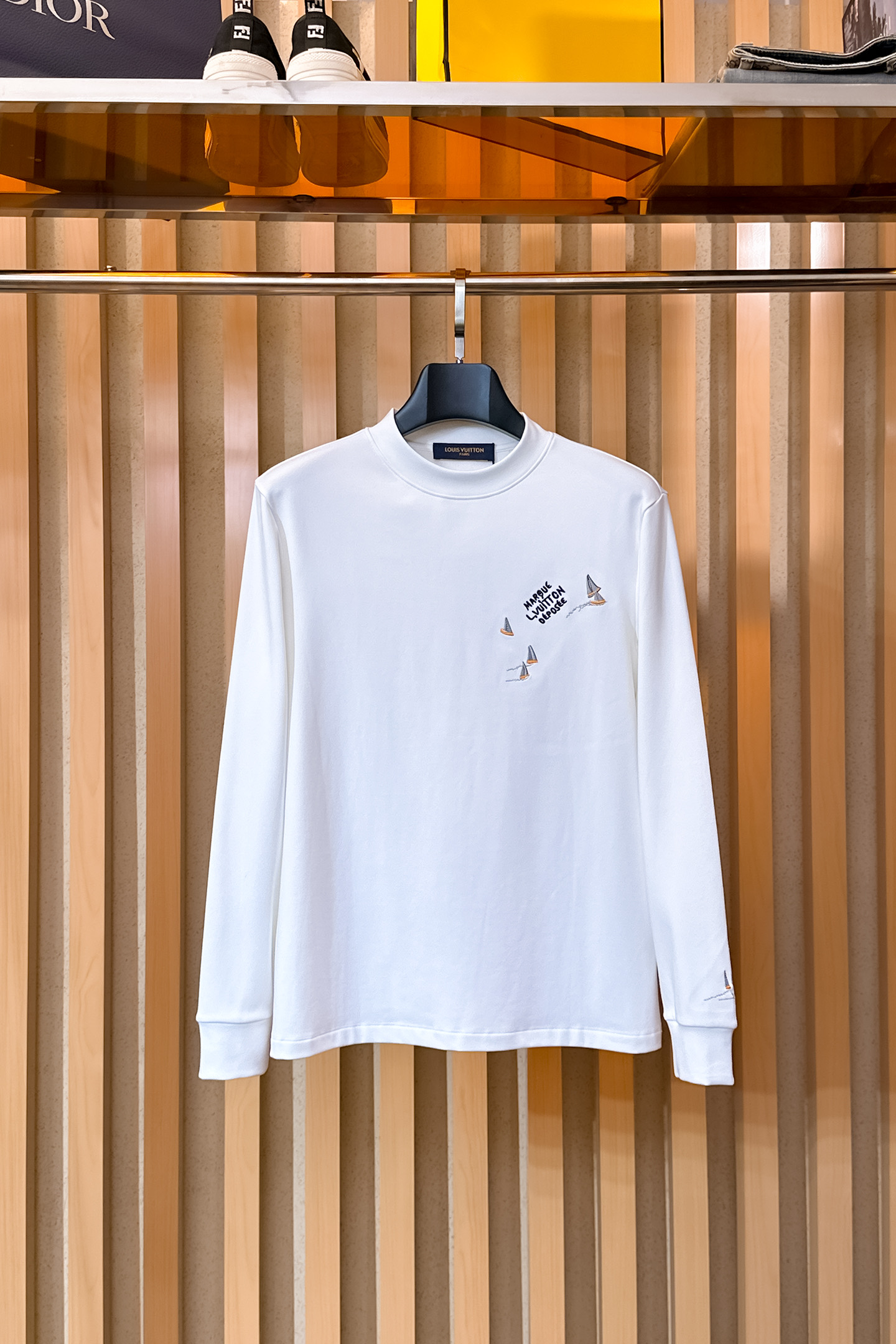 NO:599066,lv mouth 2025 autumn and winter men's latest trade order bottoming shirt, all in good condition!  !  Designed with logo embroidery!  Customized baby fleece fabric!  The upper body is comfortable and breathable, not stiff, and the overall body has a rich three-dimensional feel. It is a quality export order and is customized with exclusive baby velvet fabric tailoring to meet the simple needs of commuters. The upper body effect is very good, slimming, and not picky about the figure. The fabric workmanship... is impeccable. Only good craftsmanship and good fabrics can produce a good taste. It is a must-have item for everyone!  Size M-3XL,,louis vuitton,alexander wang19860909lv 口 2025秋冬男士最新的贸易订单打底衫,全品相！！采用logo图案刺绣设计！定制婴儿绒面料！上身舒适透气,不僵硬,整体有着丰富的立体感,品质出口订单,定制专属婴儿绒面料剪裁,满足通勤人们对于着装的简约需求,上身效果很好,显瘦,不挑剔身材.面料做工....无可挑剔,好工艺好面料才能穿出好品味一款,人手必备单品！尺码M-3XL,,louis vuitton,alexander wang,Men's clothing