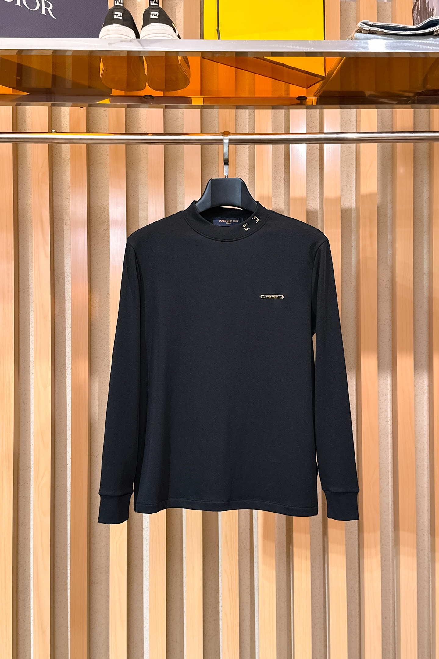 NO:599067,lv mouth 2025 autumn and winter men's latest trade order bottoming shirt, all in good condition!  !  Designed with logo embroidery!  Customized baby fleece fabric!  The upper body is comfortable and breathable, not stiff, and the overall body has a rich three-dimensional feel. It is a quality export order and is customized with exclusive baby velvet fabric tailoring to meet the simple needs of commuters. The upper body effect is very good, slimming, and not picky about the figure. The fabric workmanship... is impeccable. Only good craftsmanship and good fabrics can produce a good taste. It is a must-have item for everyone!  Size M-3XL,,louis vuitton,alexander wang19860909lv 口 2025秋冬男士最新的贸易订单打底衫,全品相！！采用logo图案刺绣设计！定制婴儿绒面料！上身舒适透气,不僵硬,整体有着丰富的立体感,品质出口订单,定制专属婴儿绒面料剪裁,满足通勤人们对于着装的简约需求,上身效果很好,显瘦,不挑剔身材.面料做工....无可挑剔,好工艺好面料才能穿出好品味一款,人手必备单品！尺码M-3XL,,louis vuitton,alexander wang,Men's clothing