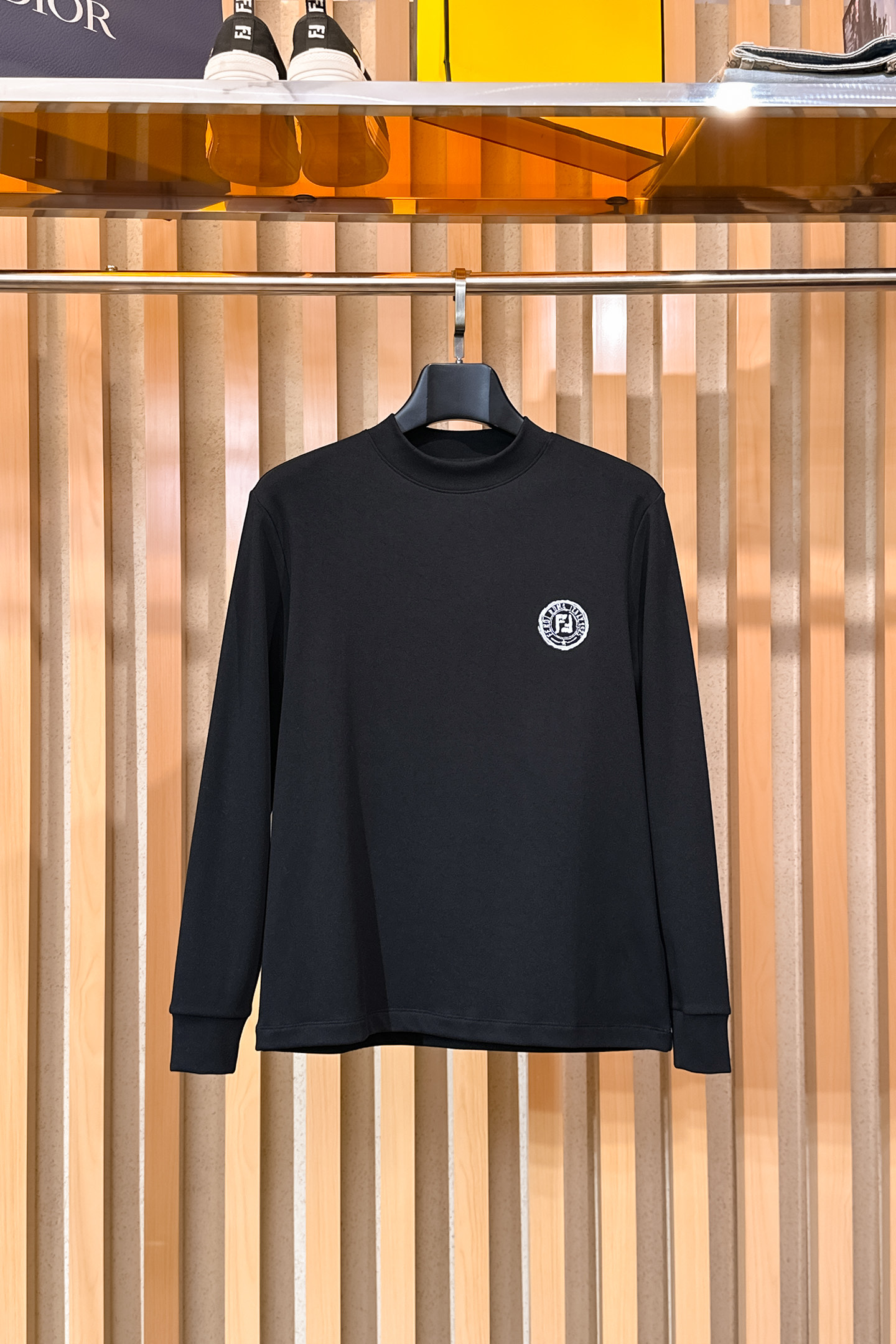 NO:598460,FD 2025 autumn and winter men's latest trade order base layer shirt, all in good condition!  !  Designed with logo embroidery!  Customized baby fleece fabric!  The upper body is comfortable and breathable, not stiff, and the overall body has a rich three-dimensional feel. It is a quality export order and is customized with exclusive baby velvet fabric tailoring to meet the simple needs of commuters. The upper body effect is very good, slimming, and not picky about the figure. The fabric workmanship... is impeccable. Only good craftsmanship and good fabrics can produce a good taste. It is a must-have item for everyone!  Size M-3XL,,alexander wang19860909FD 2025秋冬男士最新的贸易订单打底衫,全品相！！采用logo图案刺绣设计！定制婴儿绒面料！上身舒适透气,不僵硬,整体有着丰富的立体感,品质出口订单,定制专属婴儿绒面料剪裁,满足通勤人们对于着装的简约需求,上身效果很好,显瘦,不挑剔身材.面料做工....无可挑剔,好工艺好面料才能穿出好品味一款,人手必备单品！尺码M-3XL,,alexander wang,Men's clothing