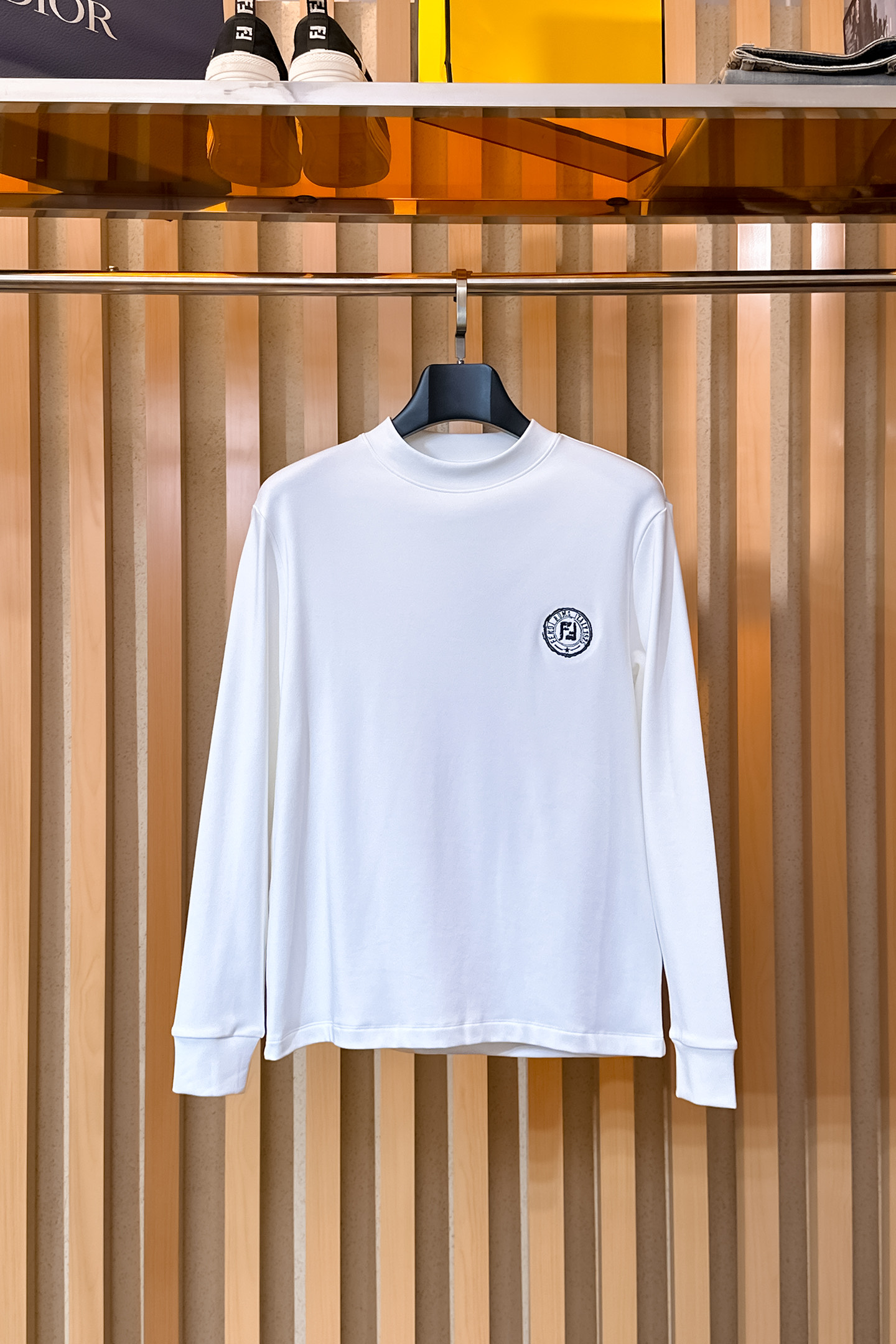 NO:599055,FD 2025 autumn and winter men's latest trade order base layer shirt, all in good condition!  !  Designed with logo embroidery!  Customized baby fleece fabric!  The upper body is comfortable and breathable, not stiff, and the overall body has a rich three-dimensional feel. It is a quality export order and is customized with exclusive baby velvet fabric tailoring to meet the simple needs of commuters. The upper body effect is very good, slimming, and not picky about the figure. The fabric workmanship... is impeccable. Only good craftsmanship and good fabrics can produce a good taste. It is a must-have item for everyone!  Size M-3XL,,alexander wang19860909FD 2025秋冬男士最新的贸易订单打底衫,全品相！！采用logo图案刺绣设计！定制婴儿绒面料！上身舒适透气,不僵硬,整体有着丰富的立体感,品质出口订单,定制专属婴儿绒面料剪裁,满足通勤人们对于着装的简约需求,上身效果很好,显瘦,不挑剔身材.面料做工....无可挑剔,好工艺好面料才能穿出好品味一款,人手必备单品！尺码M-3XL,,alexander wang,Men's clothing