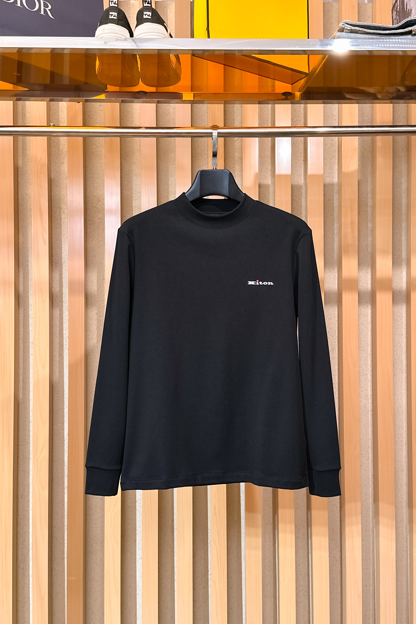 NO:598454,Its tons of men's latest trade order base layer 2025 autumn and winter, all in good condition!  !  Designed with logo embroidery!  Customized baby fleece fabric!  The upper body is comfortable and breathable, not stiff, and the overall body has a rich three-dimensional feel. It is a quality export order and is customized with exclusive baby velvet fabric tailoring to meet the simple needs of commuters. The upper body effect is very good, slimming, and not picky about the figure. The fabric workmanship... is impeccable. Only good craftsmanship and good fabrics can produce a good taste. It is a must-have item for everyone!  Size M-3XL,,alexander wang19860909其吨 2025秋冬男士最新的贸易订单打底衫,全品相！！采用logo图案刺绣设计！定制婴儿绒面料！上身舒适透气,不僵硬,整体有着丰富的立体感,品质出口订单,定制专属婴儿绒面料剪裁,满足通勤人们对于着装的简约需求,上身效果很好,显瘦,不挑剔身材.面料做工....无可挑剔,好工艺好面料才能穿出好品味一款,人手必备单品！尺码M-3XL,,alexander wang,Men's clothing