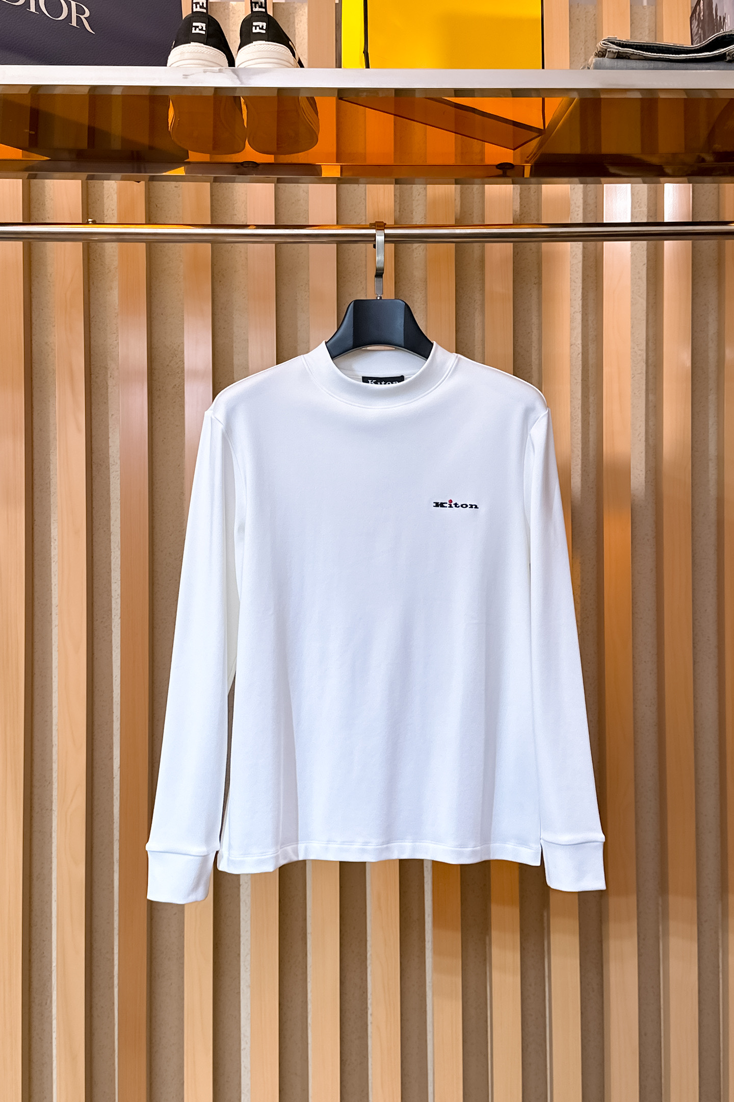 NO:599061,Its tons of men's latest trade order base layer 2025 autumn and winter, all in good condition!  !  Designed with logo embroidery!  Customized baby fleece fabric!  The upper body is comfortable and breathable, not stiff, and the overall body has a rich three-dimensional feel. It is a quality export order and is customized with exclusive baby velvet fabric tailoring to meet the simple needs of commuters. The upper body effect is very good, slimming, and not picky about the figure. The fabric workmanship... is impeccable. Only good craftsmanship and good fabrics can produce a good taste. It is a must-have item for everyone!  Size M-3XL,,alexander wang19860909其吨 2025秋冬男士最新的贸易订单打底衫,全品相！！采用logo图案刺绣设计！定制婴儿绒面料！上身舒适透气,不僵硬,整体有着丰富的立体感,品质出口订单,定制专属婴儿绒面料剪裁,满足通勤人们对于着装的简约需求,上身效果很好,显瘦,不挑剔身材.面料做工....无可挑剔,好工艺好面料才能穿出好品味一款,人手必备单品！尺码M-3XL,,alexander wang,Men's clothing