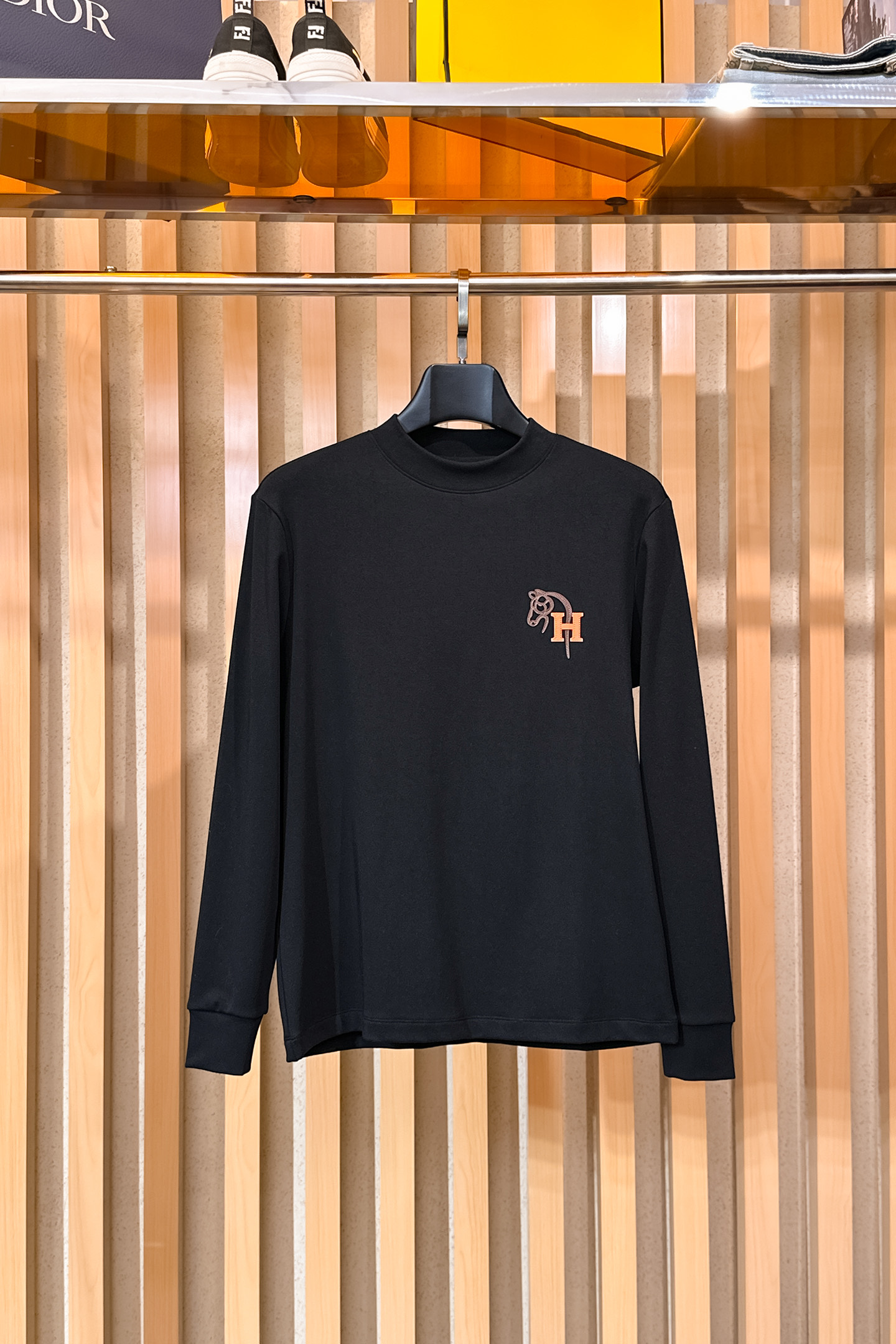 NO:598457,Hermès 2025 autumn and winter men's latest trade order bottoming shirt, all in good condition!  !  Designed with logo embroidery!  Customized baby fleece fabric!  The upper body is comfortable and breathable, not stiff, and the overall body has a rich three-dimensional feel. It is a quality export order and is customized with exclusive baby velvet fabric tailoring to meet the simple needs of commuters. The upper body effect is very good, slimming, and not picky about the figure. The fabric workmanship... is impeccable. Only good craftsmanship and good fabrics can produce a good taste. It is a must-have item for everyone!  Size M-3XL,,hermes,alexander wang19860909爱马仕 2025秋冬男士最新的贸易订单打底衫,全品相！！采用logo图案刺绣设计！定制婴儿绒面料！上身舒适透气,不僵硬,整体有着丰富的立体感,品质出口订单,定制专属婴儿绒面料剪裁,满足通勤人们对于着装的简约需求,上身效果很好,显瘦,不挑剔身材.面料做工....无可挑剔,好工艺好面料才能穿出好品味一款,人手必备单品！尺码M-3XL,,hermes,alexander wang,Men's clothing