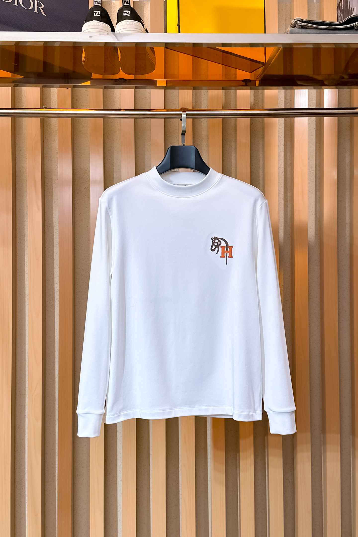 NO:599063,Hermès 2025 autumn and winter men's latest trade order bottoming shirt, all in good condition!  !  Designed with logo embroidery!  Customized baby fleece fabric!  The upper body is comfortable and breathable, not stiff, and the overall body has a rich three-dimensional feel. It is a quality export order and is customized with exclusive baby velvet fabric tailoring to meet the simple needs of commuters. The upper body effect is very good, slimming, and not picky about the figure. The fabric workmanship... is impeccable. Only good craftsmanship and good fabrics can produce a good taste. It is a must-have item for everyone!  Size M-3XL,,hermes,alexander wang19860909爱马仕 2025秋冬男士最新的贸易订单打底衫,全品相！！采用logo图案刺绣设计！定制婴儿绒面料！上身舒适透气,不僵硬,整体有着丰富的立体感,品质出口订单,定制专属婴儿绒面料剪裁,满足通勤人们对于着装的简约需求,上身效果很好,显瘦,不挑剔身材.面料做工....无可挑剔,好工艺好面料才能穿出好品味一款,人手必备单品！尺码M-3XL,,hermes,alexander wang,Men's clothing