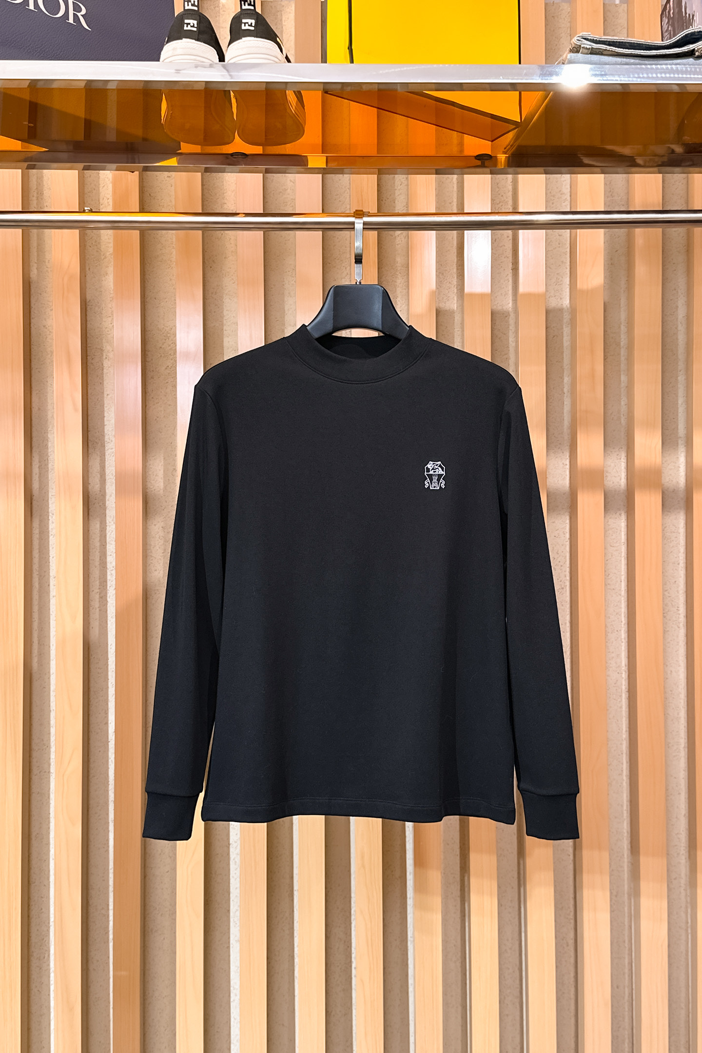 NO:599065,Bc 2025 autumn and winter men's latest trade order base layer shirts, all in good condition!  !  Designed with logo embroidery!  Customized baby fleece fabric!  The upper body is comfortable and breathable, not stiff, and the overall body has a rich three-dimensional feel. It is a quality export order and is customized with exclusive baby velvet fabric tailoring to meet the simple needs of commuters. The upper body effect is very good, slimming, and not picky about the figure. The fabric workmanship... is impeccable. Only good craftsmanship and good fabrics can produce a good taste. It is a must-have item for everyone!  Size M-3XL,,alexander wang19860909Bc 2025秋冬男士最新的贸易订单打底衫,全品相！！采用logo图案刺绣设计！定制婴儿绒面料！上身舒适透气,不僵硬,整体有着丰富的立体感,品质出口订单,定制专属婴儿绒面料剪裁,满足通勤人们对于着装的简约需求,上身效果很好,显瘦,不挑剔身材.面料做工....无可挑剔,好工艺好面料才能穿出好品味一款,人手必备单品！尺码M-3XL,,alexander wang,Men's clothing