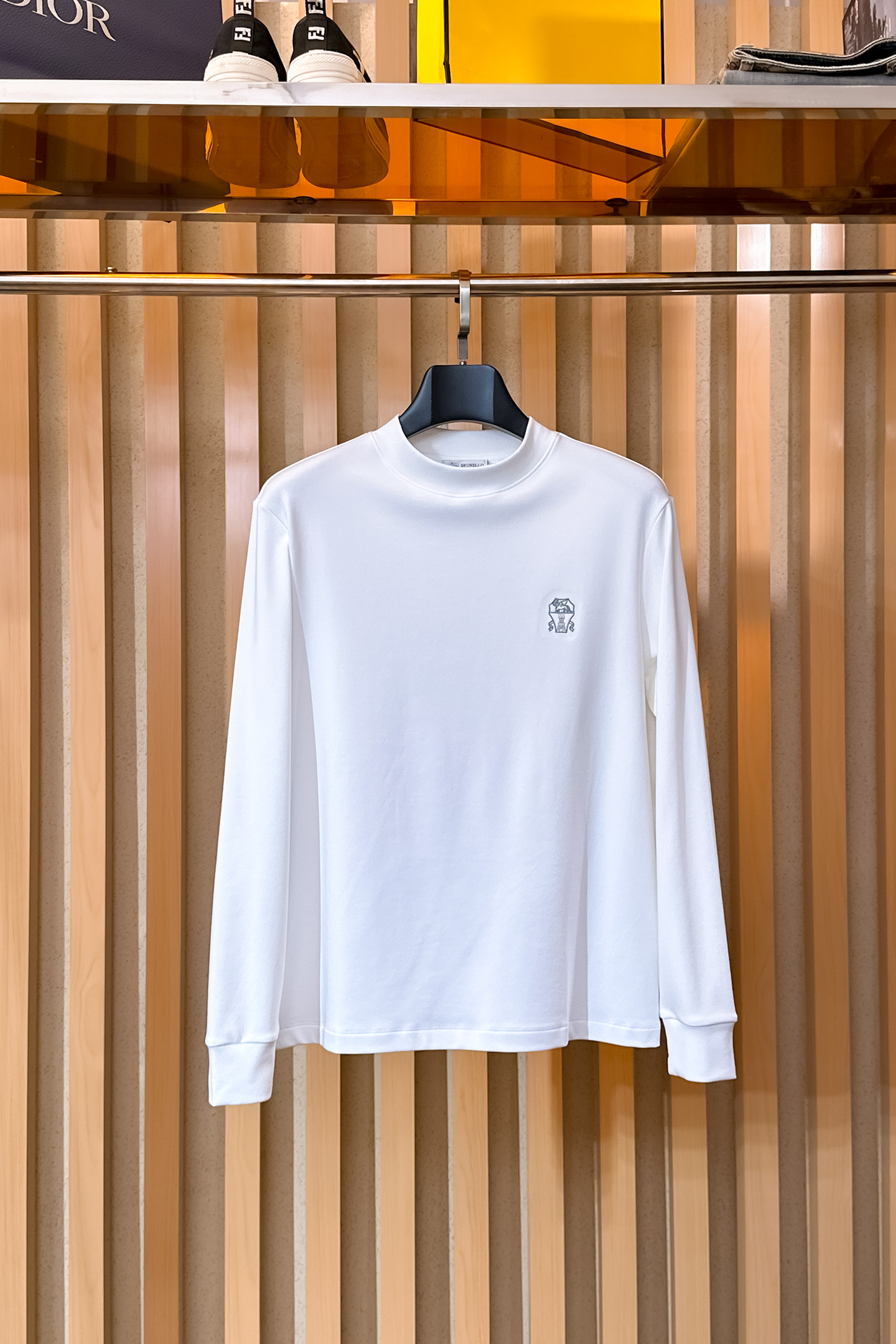 NO:598451,Bc 2025 autumn and winter men's latest trade order base layer shirts, all in good condition!  !  Designed with logo embroidery!  Customized baby fleece fabric!  The upper body is comfortable and breathable, not stiff, and the overall body has a rich three-dimensional feel. It is a quality export order and is customized with exclusive baby velvet fabric tailoring to meet the simple needs of commuters. The upper body effect is very good, slimming, and not picky about the figure. The fabric workmanship... is impeccable. Only good craftsmanship and good fabrics can produce a good taste. It is a must-have item for everyone!  Size M-3XL,,alexander wang19860909Bc 2025秋冬男士最新的贸易订单打底衫,全品相！！采用logo图案刺绣设计！定制婴儿绒面料！上身舒适透气,不僵硬,整体有着丰富的立体感,品质出口订单,定制专属婴儿绒面料剪裁,满足通勤人们对于着装的简约需求,上身效果很好,显瘦,不挑剔身材.面料做工....无可挑剔,好工艺好面料才能穿出好品味一款,人手必备单品！尺码M-3XL,,alexander wang,Men's clothing