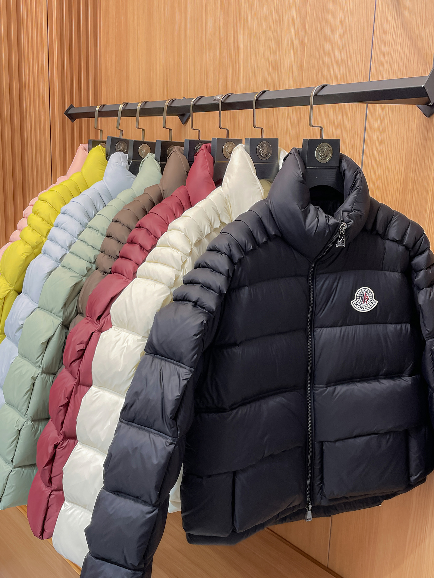 NO:565718,.Top version, limited edition Mo, the latest hot model, stand collar, big label down jacket, embossed filling technology, 95 white goose down, super full filling, matching hardware, incomparable details, ready stock, code number beige, black 0-4. color code number 0-4,,down jacket,alexander wang19860909.顶级版本 限量款Mo 最新爆款立领大标羽绒服浮雕填充工艺 95白鹅绒 充绒量超级饱满 对版五金 细节无敌 现货 码数米色.黑色0-4. 彩色码数0-4,,down jacket,alexander wang,Men's clothing