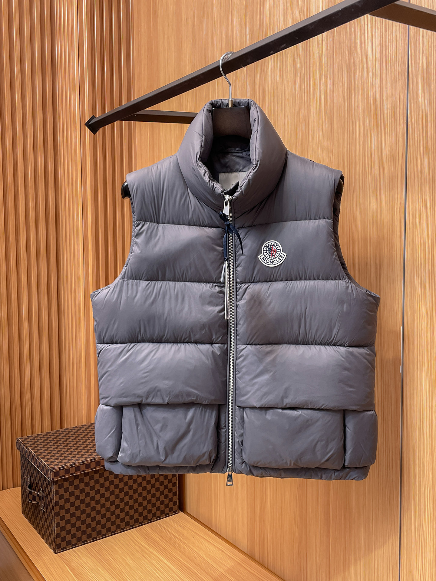 NO:565721,.Extra-grade down Moncler  This sculpted quilted down vest is made from lightweight ripstop fabric, created in collaboration with Christopher Raxxy. This down jacket is inspired by a spiral staircase, with decorative elements that represent the winding steps of destiny. Details Made from lightweight ripstop fabric Fine ripstop lining Zip opening and hidden pockets   Windproof placket, zipper closure, quilted patch, filled with down, co-branded felt logo patch Size: 0-4 black/light blue/milk white/three colors. Couple style, jackets & coats, down jacket, alexander wang19860909.特级羽绒Moncler x Christopher Raxxy 明星同款 男女款3D绗缝拉链羽绒马甲. 标配全套柜台礼盒包装.升级原版磁吸礼盒. 这款羽绒是Moncler xChristopher Raxxy系列的男女同款单品,装饰元素传达了梦想阶梯的设计理念. 演员周雨彤、王安宇倾情演绎“梦幻楼梯”设计理念. 这款立体绗缝羽绒马甲采用轻质抗撕裂面料制成,由品牌携手 Christopher Raxxy合作打造.此款羽绒外套设计源自螺旋楼梯,其装饰元素代表着蜿蜒曲折的命运台阶. 详情 采用轻质抗撕裂面料制成 细密抗撕裂面料衬里 拉链开和 隐藏式口袋 防风门襟 拉链开合 绗缝贴片,填充羽绒 联名毛毡标识贴片 Size : 0-4黑色/浅蓝/奶白/三色入.情侣款,,jackets & coats,down jacket,alexander wang,Men's clothing