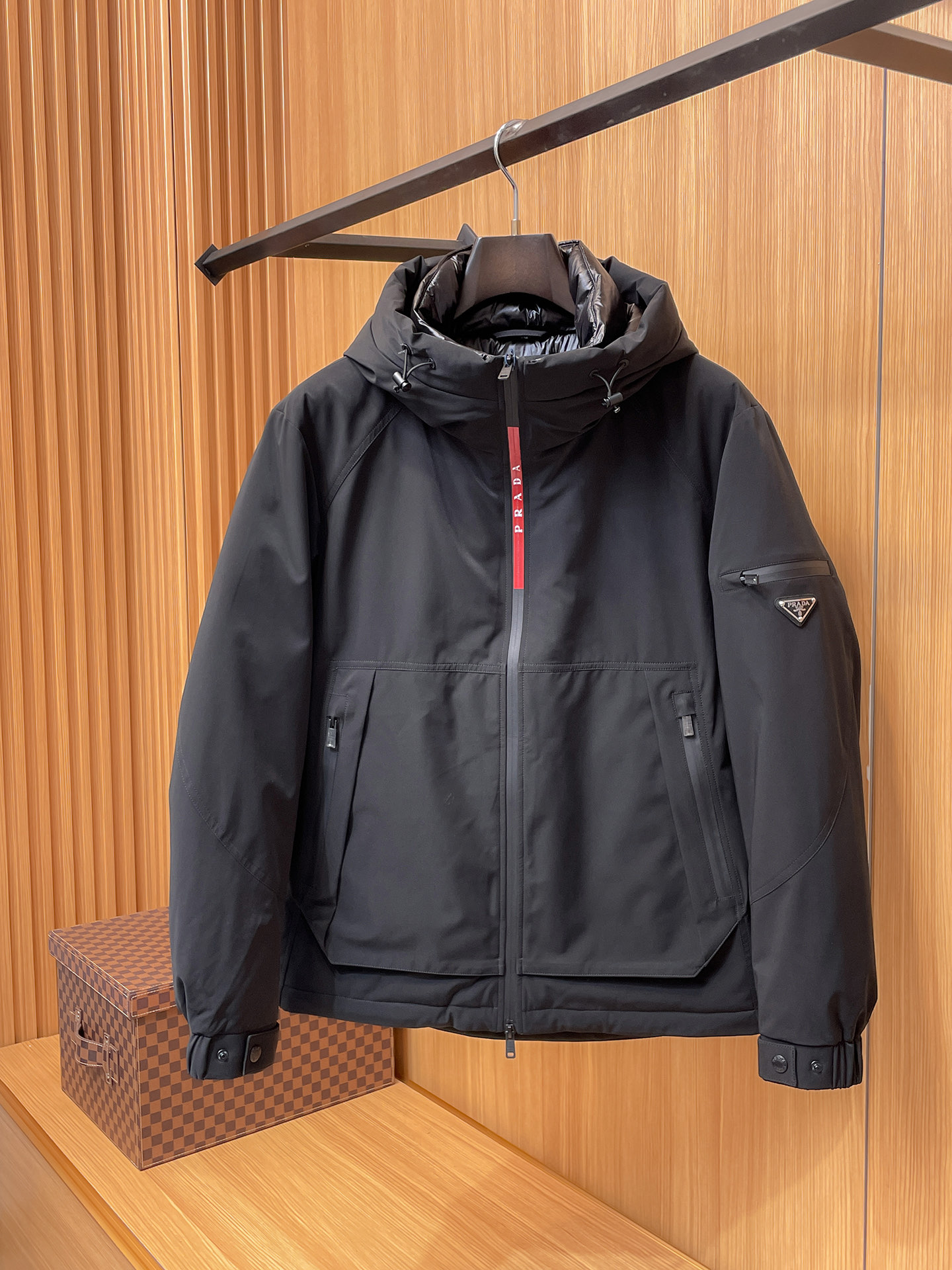 NO:565724,Extra-grade down Prada classic red label placket light business down jacket. Filled with 95 European standard gooseneck. The outer fabric is made of three-proof Gore-Tex fabric. Extra-grade goose down filling. Double lock velvet technology. The light business style is all about workmanship. Comes standard with original nylon suit storage bag/original hanger/shopping bag/full set of gift boxes. Hang it at home. Product details  This hooded down jacket is made from innovative nylon fabric with a slightly loose silhouette and clean lines. It's lined with goose down and Graphene for temperature regulation. The iconic Linea Rossa logo embellishes the modern street style design. Heavy-weight technical nylon Gore-Tex elastic material is waterproof, moisture-proof and windproof. The interior is made of natural materials for thermal insulation. Slightly loose silhouette Long sleeves   Waxed and taped waterproof zipper closure Waxed zippered side pockets Drawcord hood and hem Stretch windproof cuffs Dropped shoulders Lined and lined with goose down and Graphene Heat-sealed trim with seams and heat-sealed compartments Latex label Adjustable hood Waxed front zippered cross pockets Internal waxed zippered straight pockets Classic triangle badge Size: 48-56,,prada,jackets & coats,down  jacket,business suit,hats,alexander wang19860909特级羽绒Prada经典红标压胶门襟轻商务羽绒外套.采用95欧规鹅颈绒填充.外面料采用三防Gore-Tex面料. 特级鹅绒填充.双重锁绒工艺.轻商务款玩的就是工整度.标配原版尼龙西装收纳袋/原厂衣架/购物袋/全套礼盒.挂装到家 产品详情 这款兜帽式羽绒外套采用创新尼龙织物打造,微宽松廓形和简约线条.鹅绒和Graphene石墨烯加衬具有温度调节性能.标志性的Linea Rossa徽标装点充满现代感的街头风着装设计. 重量重磅 科技尼龙Gore-Tex 弹性材质,具备防水、防潮、防风性能.内面采用天然材质打造,起到隔热保温作用 微宽松轮廓版型 长袖 涂蜡压胶防水拉链拉合 涂蜡拉链式侧面口袋 束绳兜帽和下摆 弹力防风袖口 落肩设计 带衬里并配鹅绒和Graphene石墨烯加衬 热封饰带接缝和热封分格 乳胶标签 可调式兜帽 正面涂蜡拉链式横袋 内侧涂蜡拉链式直袋 经典三角徽章 Size : 48-56,,prada,jackets & coats,down jacket,business suit,hats,alexander wang,Men's clothing