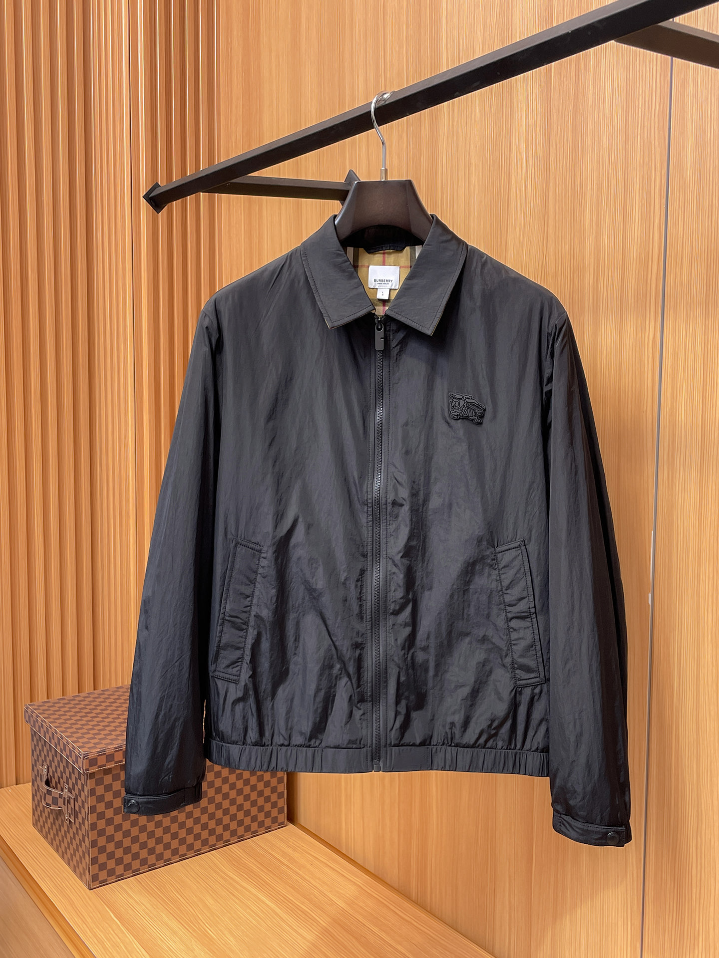 NO:565730,Burberry's new jacket, the new product on the show, is in perfect condition, comfortable and warm, complete with three labels, full of attractive colors, very outstanding design, easily upgrades the fashion sense, extremely elegant and rigorous workmanship, neat and meticulous wiring!  A masterpiece from a famous designer!  The upper body does not look bloated and is super handsome!  Available size M ~ XXXL,,burberry,jackets & coats,jackets & coats,alexander wang19860909巴宝莉 新款夹克外套,秀场新品品相非常完美,舒适保暖,三标齐全色泽饱满诱人,非常出彩的设计,轻松将时髦感进阶,做工极为考究严谨,走线工整细致！大牌设计师巨作！上身不显臃肿、超级帅气！现货码数M ～ XXXL,,burberry,jackets & coats,jackets & coats,alexander wang,Men's clothing