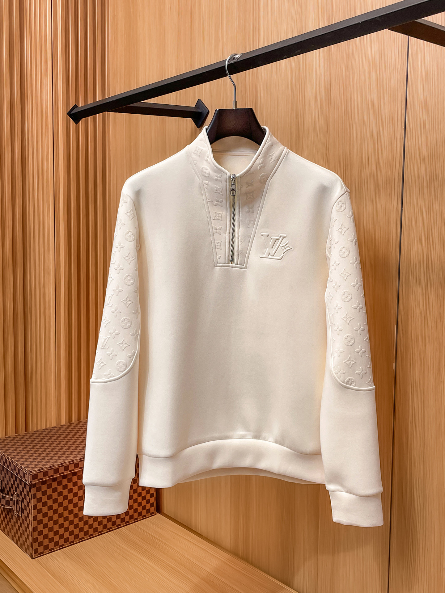 NO:565705,.LV 2025 Autumn and Winter Wool blended pullover knitted sweatshirt. The geometric patchwork pocket design is very bright, and the logo letter buttons highlight the texture. The overall design of the upper body is fashionable and gives a modern feel. The tailoring is fitted, and the collar slightly fits the neck, making the overall upper body more youthful and fashionable. The fabric is made of custom-woven wool blended material. It has the characteristics of easy care. The surface has a wool texture. The upper body is comfortable and warm. It looks high-end and has a good crisp feeling at the same time.  Color Black Brown Gray Size M-3XL Try on 172-148 Wear size L for a slim fit, Louis Vuitton, hoodie, sweatshirts, alexander wang19860909.LV 2025秋冬 羊毛混纺套头针织卫衣 几何拼皮的口袋设计 很有亮点,标志字母纽扣 细节上凸显质感 整体设计上身时尚而赋予现代气息感合体的剪裁,领口微微贴合颈部,让整体上身更显年轻时尚 , 面料采用客供定织羊毛混纺材质 有着易打理的特点 表面有着羊毛质感 上身舒适保暖 ,显高档的同时 又有很好挺括感 颜色 黑色 咖色 灰色 码数M-3XL 试穿172-148 穿L码修身感,,louis vuitton,hoodie,sweatshirts,alexander wang,Men's clothing