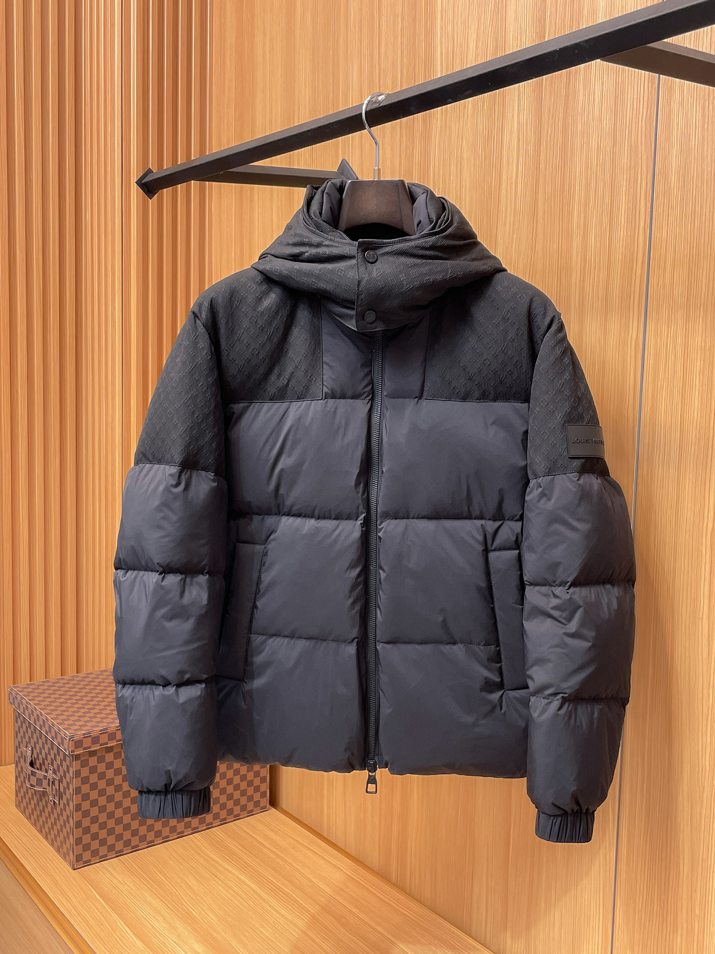 NO:565727,Lv 2025 autumn and winter new style original 1:1 customized hardware accessories are all imported and original customization. Welcome to compare at the counter. Absolutely high quality. Made of top 95 white duck down. Super soft. Full of feathers. Super heavy fabrics with perfect workmanship. Pay attention to the fabrics are super comfortable. Exclusive model. Non-market goods. Same size for men and women. M ~ XXXL, Louis Vuitton, Alexander Wang19860909Lv 2025秋冬新款原版1:1订制五金配件全进口原版定制 欢迎专柜对比 绝对的高品质 采用顶级95白鸭绒 超柔软 充羽量蓬松饱满 超级重面料做工杠杠的版型完美 注意面料超舒服 独家款 非市场货 男女同款尺码M ～XXXL,,louis vuitton,alexander wang,Men's clothing