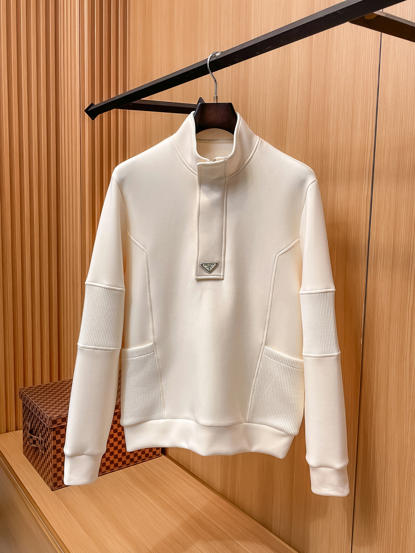 NO:565709,.Prada 2025 Autumn and Winter Wool blended pullover knitted sweatshirt. The geometric patchwork pocket design is very bright, and the logo letter buttons highlight the texture. The overall design of the upper body is fashionable and gives a modern atmosphere. The tailoring is fitted, and the collar slightly fits the neck, making the overall upper body more youthful and fashionable. The fabric is made of custom-woven wool blend material. It has the characteristics of easy care. The surface has a wool texture. The upper body is comfortable and warm, and it looks high-end at the same time.  It also has a nice stiff feel. Color: black, brown, gray. Size: M-3XL. Try on 172-148. Wear size L for a slim fit. Prada, hoodie, sweatshirts, alexander wang19860909.普拉达 2025秋冬 羊毛混纺套头针织卫衣 几何拼皮的口袋设计 很有亮点,标志字母纽扣 细节上凸显质感 整体设计上身时尚而赋予现代气息感合体的剪裁,领口微微贴合颈部,让整体上身更显年轻时尚 , 面料采用客供定织羊毛混纺材质 有着易打理的特点 表面有着羊毛质感 上身舒适保暖 ,显高档的同时 又有很好挺括感 颜色 黑色 咖色 灰色 码数M-3XL 试穿172-148 穿L码修身感,,prada,hoodie,sweatshirts,alexander wang,Men's clothing