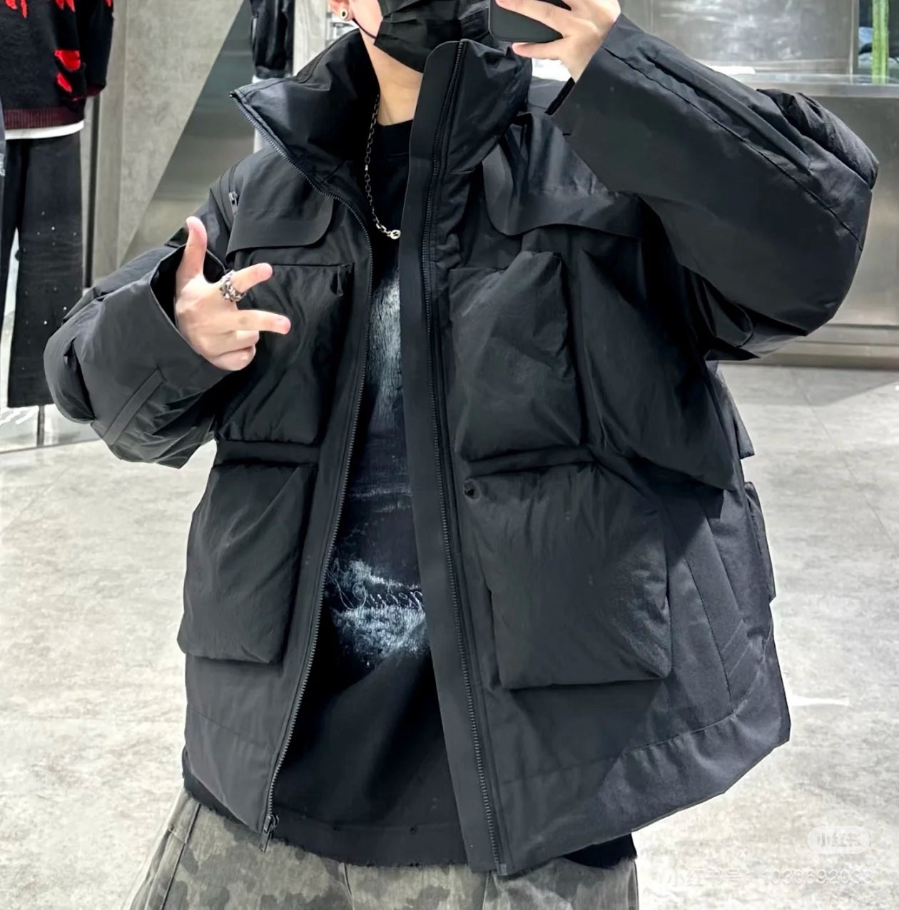 NO:684814,BLCG//Heavy silhouette functional style goose down jacket for men and women. It is made of matte black technical fabric, which is both windproof and waterproof. Every quilting is like an architectural texture, embodying 'functional aesthetics'. The simple and neat brand logo on the front shows the identity in a low-key manner, and the oversized letter print on the back is the attitude statement of street fashionistas. It balances high-end texture and trendy tension in silence and movement. Japanese standard 90 white goose down filling Size: M-XXL,,19860909BLCG//男女同款重磅廓形机能风鹅绒服 它采用哑光黑科技面料,兼具防风防水性能,每一处绗缝都似建筑肌理,将“机能美学”具象化.正面简约利落的品牌标识低调彰显身份,背面超大字母印花则是街头潮人的态度宣言,一静一动间,平衡高级质感与潮流张力. 日标90白鹅绒填充 尺码:M-XXL,,,Men's clothing