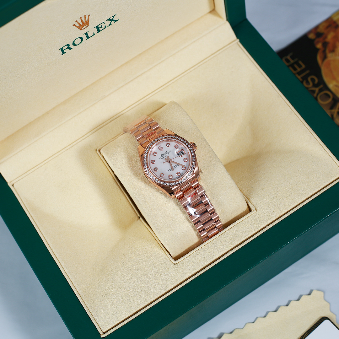 NO:393270,!  Latest version!  Rolex 28mm women's size log watch!  The latest black Fritillaria custom-made real diamond model!  The most popular outer ring style in Europe and the United States is 48 real diamonds!  10 Vs-level real diamond hour markers in the inner ring!  Each watch is a real diamond certificate issued by an authoritative GTC institution in China!  Every watch and one code does not repeat. Equipped with the original gold Swiss 2671 movement, it is hard to find a core!  Long-term out of stock!  Functions are synchronized with original, calendar jumps instantly. Dial size is 28mm for women. The most perfect size for the watch strap is made of 904L stainless steel 18k rose gold forged. The gold strap is not exposed to white, and the button is not exposed to white, so you can determine the exclusive quality!  The market currency is exposed, and everyone is welcome to compare. We are truly using the original Swiss imported movement, with accurate zero error and retail after-sales service. Supports any disassembly inspection!  The triangular pit pattern of the case back bottom cover is tightened by special tools to make the case completely sealed and deeply waterproof. The winding crown adopts a double-lock double waterproof system, which is firmly tightened to the case, making it more waterproof. The mirror has high wear resistance and sapphire material. At 3 o'clock, a small window convex lens (2.5 times) is equipped with a women's log-type waterproof Oyster case that gives the best protection for high-precision movement!  The new double-headed particle connection method under the outer ring of the 904L watch strap and the outer ring, the concealed folded crown buckle is opened with the articulated Rolex crown logo. The 6-character inner circle uses corrosion technology and one code. All the necessary details follow the original version. Finally, let’s talk about the dial color. We are all original one-to-one. Please compare the counter with the actual objects. The pictures will be somewhat different, because the lights in the pictures are different, and the angles are different, and the effects will be different when taken. Don’t worry, buy and wear them!  If you are not satisfied, support for free return and exchange, lifelong warranty!  With a full set of counter packaging, you will get a pure hand-woven log wool watch when placing an order., Rolex19860909！最新版本！劳力士28mm女款尺寸日志型腕表！最新黑色贝母定制真钻款！在欧美最火的款外圈48颗真钻！内圈10颗Vs级别真钻时标！每一块表都中国GTC权威机构出具的真钻证书！一表一码不重复.搭载原装金瑞士2671机芯,一芯难求！长期属于缺货状态！功能同步原装,日历瞬跳.表盘尺寸28毫米女士最完美的尺寸,表壳表带材质采用904L不锈钢18k玫瑰金锻造,间金表带不露白,扣子不露白,认准独家品质！市场通货都是露白的,欢迎大家对比.我们是真真正正采用原装瑞士进口机芯,走时精准零误差零售后.支持任意拆机查验！表背底盖三角坑纹以专用工具的旋紧,使表壳完全密封,深度防水.上链表冠采用双扣锁双重防水系统,牢固旋紧于表壳,使得更加防水.镜面具有耐磨性高蓝宝石材料制造,3点钟位置装有小窗凸透镜(2.5倍)女装日志型的防水蚝式表壳给予高精准机芯最佳防护！904L腕表表带和外圈底下的崭新双头粒连接方式,隐蔽式摺叠皇冠带扣,以铰接的劳力士皇冠标志开启.6字位内影圈以腐蚀工艺一表一码.各种必须细节跟足原版.最后再说一点表盘颜色,咱们都是原装一比一,大家请柜台以实物对比,图片多少会有出入,因为拍图的光线不一样角度不一样,拍出来呈现的效果都会不一样.放心购买佩戴！不满意支持随意退换,终身保修！配全套专柜包装,下单即赠送纯手工编织同款日志毛线手表.,,rolex,Watch