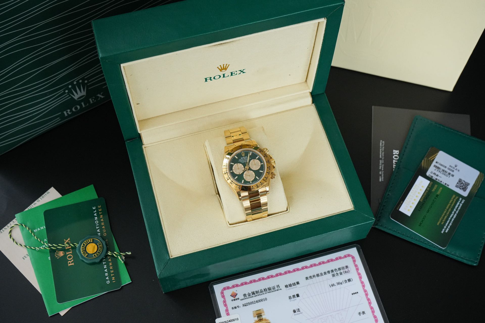 NO:393407,Certification, 4131 Certification, Certification, Certification ROLEX-Rolex Ditona series. A masterpiece made by craftsmanship. Each watch is strictly inspected and equipped with a super stable 4131 movement. GTC China National Inspection and Inspection Certificate, available for online inspection!  First-speed adjustment. Clocking seconds hand, 3-character 9-character small hand, original function consistent!  The original mold opening of the case is 40mm. The thickness is currently 12.4mm on the market. The solid outer ring of the ceramic ring is connected to the speed scale (using real ceramic technology, it will not be scratched, never faded, the texture is the same as the original product) The font and the disc logo adopt a superimposed printing process, and there will be a slight bulge when viewed from the side. The background color pattern of the disc has been filtered and corrected countless times to ensure that it is 100% consistent with the original. The Rolex metal LOGO on it is opened separately, whether it is three-dimensional or round, can be PK original. Easy to read Chroma light luminous display is equipped with long-term luminous substance. The mirror flat sapphire crystal glass is anti-scratch, and the effect is never ghosted, which is consistent with the authentic product. The six-character authentic product is consistent with the anti-counterfeiting small crown (note the details) The buckle is made of imported stainless steel 1:1 loose pieces. Lashes inside, corrosion Rolex steel printing  The authentic external buckle safety ring is perfect in every detail!  With a full set of top-notch packaging!  Not satisfied with support for return and exchange, Rolex19860909批,4131机心 批,机心 ROLEX-劳力士迪通拿系列.鼎力巨作 匠心打造 .每一块腕表均严格检测 搭载超级稳定4131机芯.GTC中国国检检测证书,联网可查！一档调时.计时秒针 3字位9字位小针 功能原装一致！表壳原版开模,表盘尺寸40mm.厚度目前市面原装的12.4mm.陶质实心外圈连计速刻度（采用真陶瓷工艺 刮不花 永不退色 质感和正品一致）功能盘字体和盘面logo采用叠加印刷工艺,从侧面观察会有微微隆起之感.盘面的底色纹路经过无数次过滤改正,确保百分百吻合与原装.其上的劳力士金属LOGO单独开模,无论是立体感还是圆润度均可PK原装 易读Chroma light夜光显示 配长效夜光物质.表镜平形蓝宝石水晶玻璃 抗刮损,效果绝不重影,吻合正品.六字位正品一致的有防伪的小皇冠（注意细节）表扣采用进口精钢1:1散件打磨而成 拉沙内侧 腐蚀劳力士钢印 外置正品一模一样的表扣保险环,完美在每一个细节！配全套顶级包装！不满意支持退换,,,rolex,Watch
