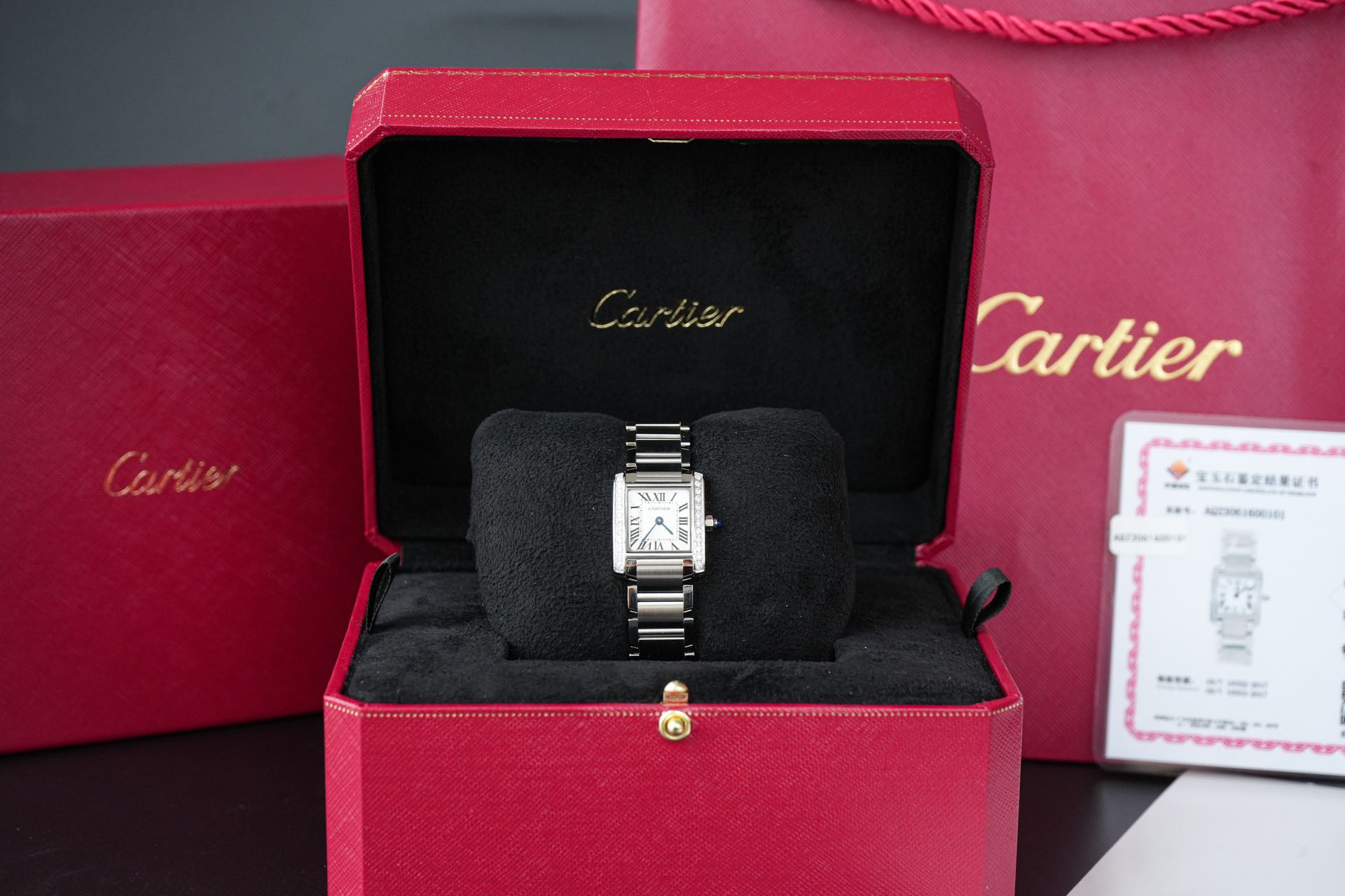 NO:393433,Francaise French Tank Real Diamond Women's Watch!  The case is set with 22 2.1 super large diamonds, about 0.7 carats, equipped with a test certificate of the national inspection agency!  One item, one certificate, one watch, one code. The dial size is 25.7*21.2mm. As the core element of the TANK series, the second generation has improved the details of the case, crown, bracelet, and dial design, and the overall style is more modern!  The new case and bracelet are made of imported 316F stainless steel. The movement is made of imported Swiss quartz movement. The case size is slightly higher than the old model, and the proportion of the bracelet links has also been redesigned. Both are made of large-area brushed satin craftsmanship. The case and bracelet are integrated with extremely coherent lines, elegant and neat!  The links of the integrated chain strap are made of a 'half-drop design' and are very soft and flexible and interlocking, which can perfectly fit the wrists of different wearers!  Parallel lugs are paired with curved case, and the end is slightly rounded and softer. The cleverness and attentiveness of the new work is to dig a groove into the crown in the case so that the crown can be half buried in the shell, forming a crown shoulder guard, which can not only alleviate the crown's top hand problem but also make the visual effect simpler and more refined!  The dial adopts silver-white brushed technology, and the hour markers and minute scales are added to the concave lines. The new work has upgraded three-dimensional metal hour markers compared to the old work, and is equipped with a pure fire-burning steel blue needle, which is more layered and modern under the mirror of the high-penetrating French sapphire!  ,bracelet19860909Francaise法国坦克真钻女士腕表！表壳镶嵌22颗2.1超大钻石 约0.7克拉,配国检机构检测证书！一物一证一表一码.表盘尺寸小号25.7*21.2mm. “一体手镯式”作为TANK系列的核心元素,第2代对表壳、表冠、表链、表盘设计细节均进行改进,整体风格更加现代！新作表壳和表链均采用进口316F精钢打造.机芯采用瑞士进口石英机芯.表壳尺寸比旧款略微增加,表链链节比例也经过重新设计,均采用大面积的拉丝缎面工艺,表壳和表链浑然一体,极其连贯的线条,优雅利落！一体式链带的链节采用“半跌式设计”非常柔软灵活且环环相扣,可以完美的贴合不同佩戴者的腕部！ 平行表耳搭配弧形表壳,末端稍加圆角处理更显圆润柔和.新作的巧妙和用心之处还在于在表壳给表冠处挖出一个凹槽,让表冠可以半埋在壳中,形成一个表冠的护肩,这样既可以减轻表冠顶手问题也让视觉效果更为简约洗练！表盘采用银白拉丝工艺,时标和分钟刻度均增加凹雕线条.新作比旧作升级了立体金属时标,配以粹火烧钢蓝针,在高穿透法国蓝宝石镜面映照下更加充满层次感和现代感！,,bracelet,Watch