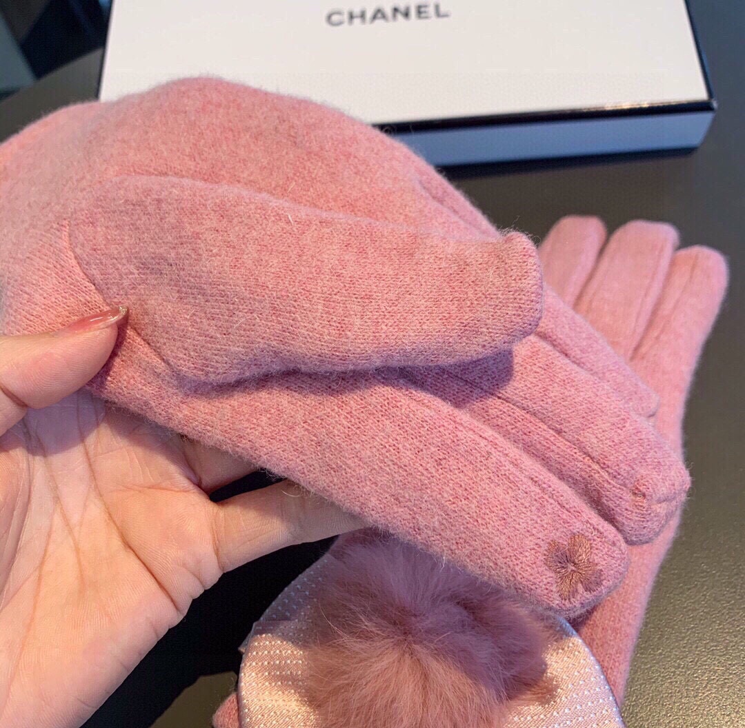 新款Chanel香奈儿专柜新品羊毛手套时尚手套秋冬保暖加绒内里搭配狐狸毛球十蝴蝶结上手超舒适柔软百搭！均