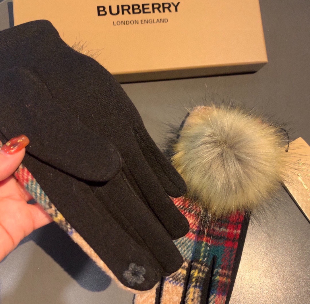 巴宝莉BURBERRY专柜新品大狐狸毛球️羊毛手套时尚手套秋冬保暖加绒内里经典格子上手超舒适柔软️百搭！