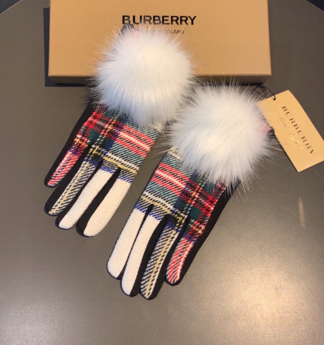 巴宝莉BURBERRY专柜新品大狐狸毛球️羊毛手套时尚手套秋冬保暖加绒内里经典格子上手超舒适柔软️百搭！