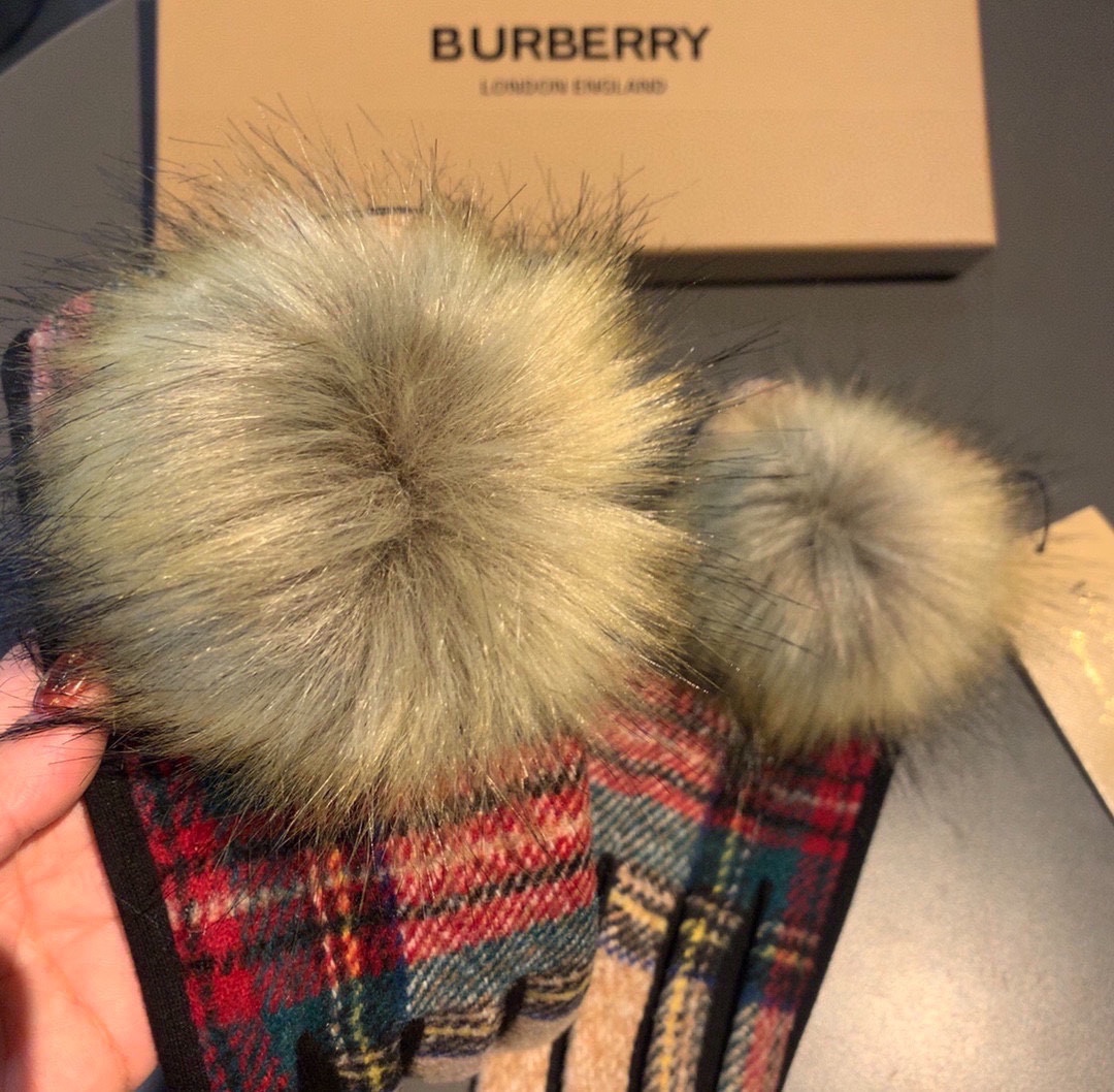 巴宝莉BURBERRY专柜新品大狐狸毛球️羊毛手套时尚手套秋冬保暖加绒内里经典格子上手超舒适柔软️百搭！