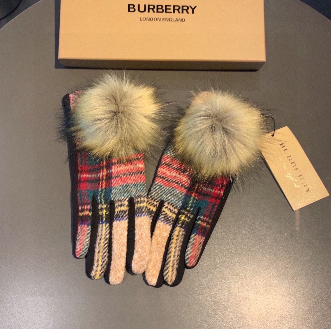 巴宝莉BURBERRY专柜新品大狐狸毛球️羊毛手套时尚手套秋冬保暖加绒内里经典格子上手超舒适柔软️百搭！