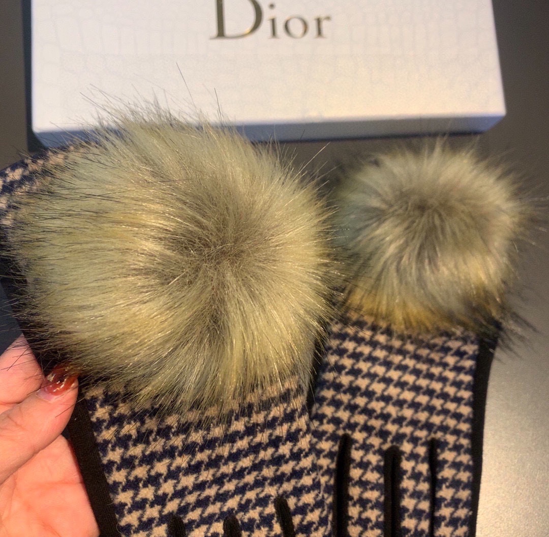 迪奥Dior专柜新品大狐狸毛球️羊毛手套时尚手套秋冬保暖必备加绒内里千鸟格上手超舒适柔软️百搭！均码