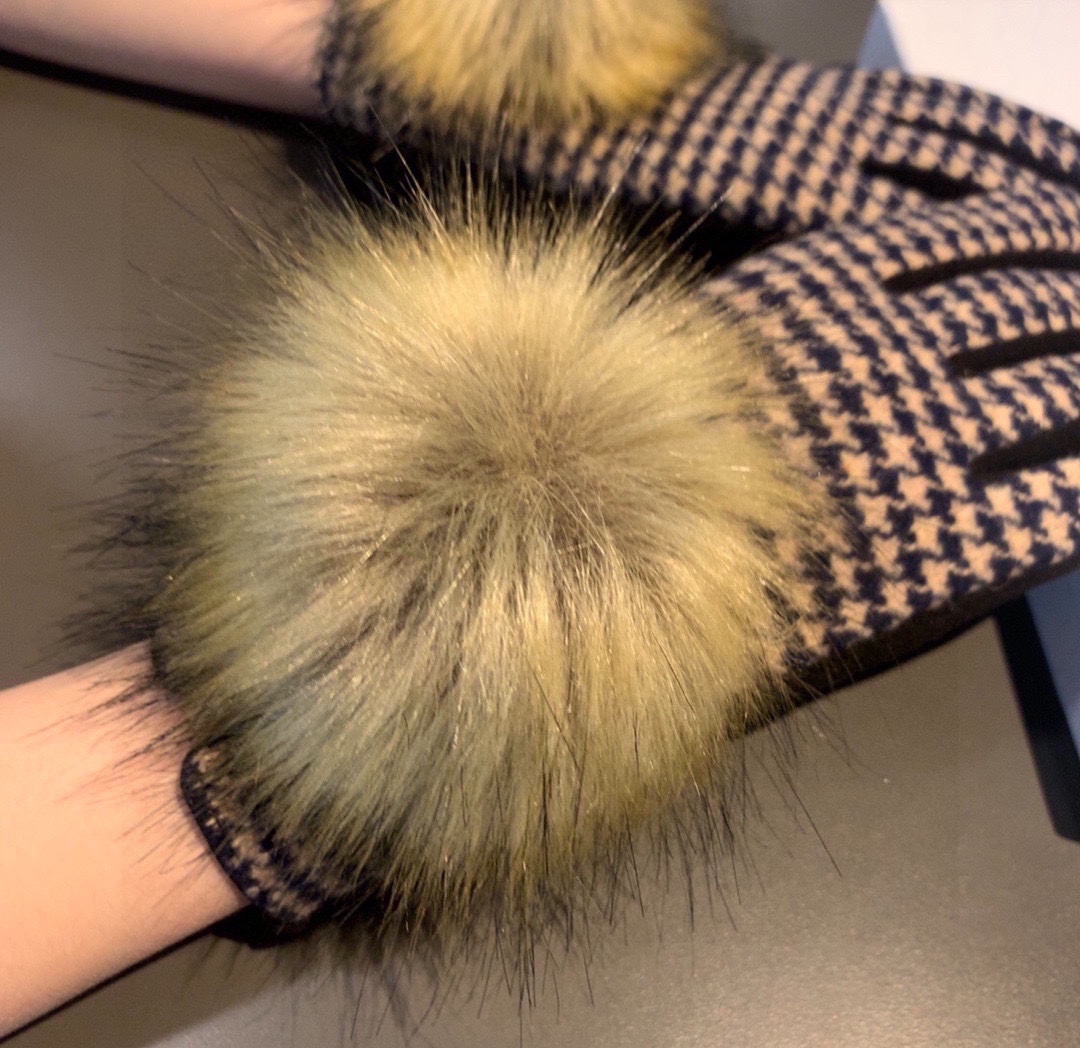 迪奥Dior专柜新品大狐狸毛球️羊毛手套时尚手套秋冬保暖必备加绒内里千鸟格上手超舒适柔软️百搭！均码