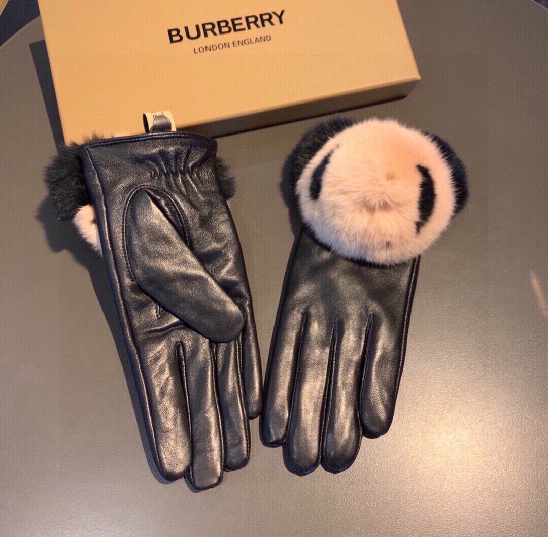 巴宝莉BURBERRY专柜新品可爱萌萌熊超火触屏手套秋冬保暖加绒内里集美们不可错过️上手超舒适柔软百搭！