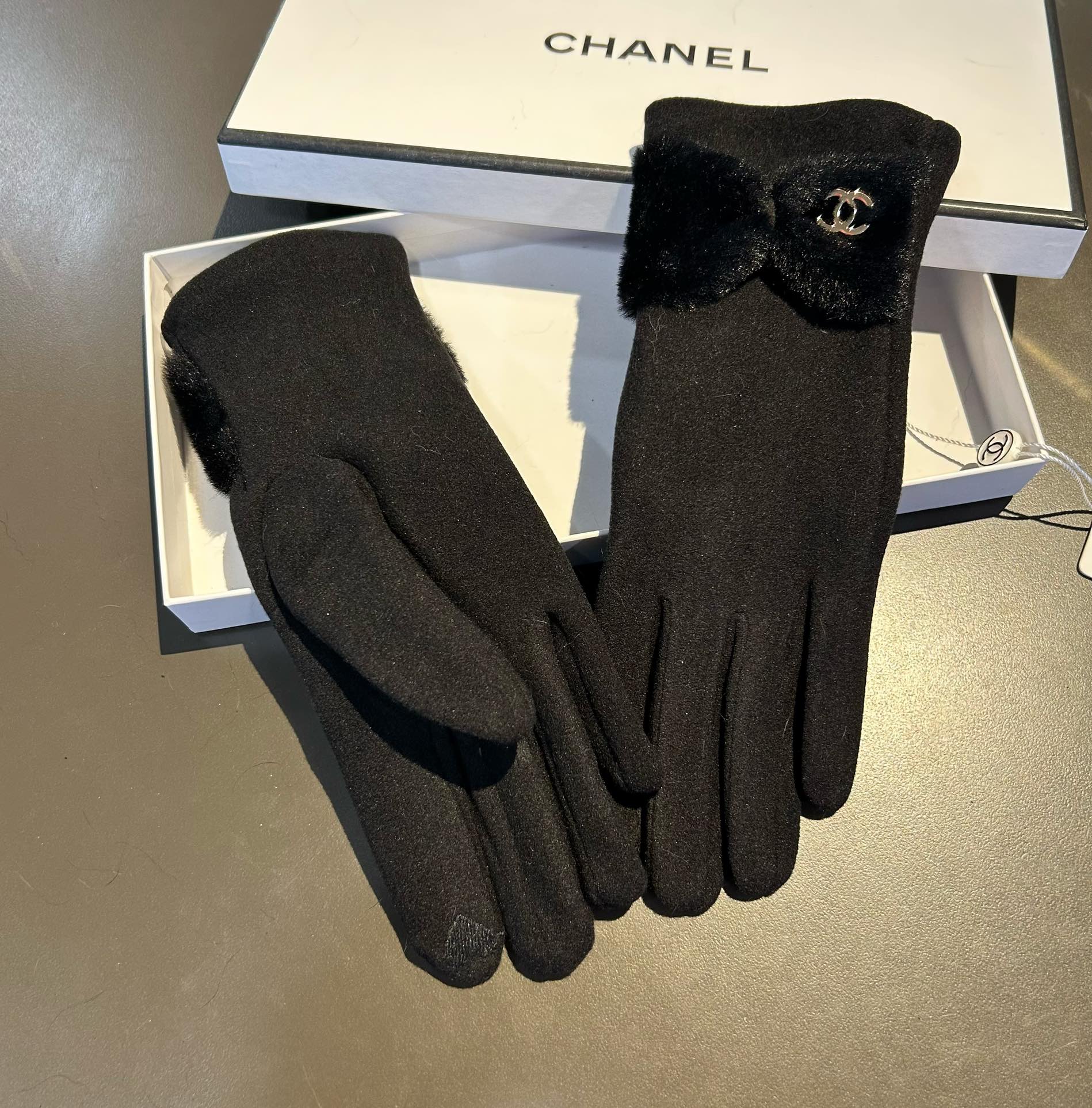 ️新款Chanel香奈儿专柜新品羊毛手套时尚手套秋冬保暖加绒内里上手超舒适柔软百搭！配盒子均码