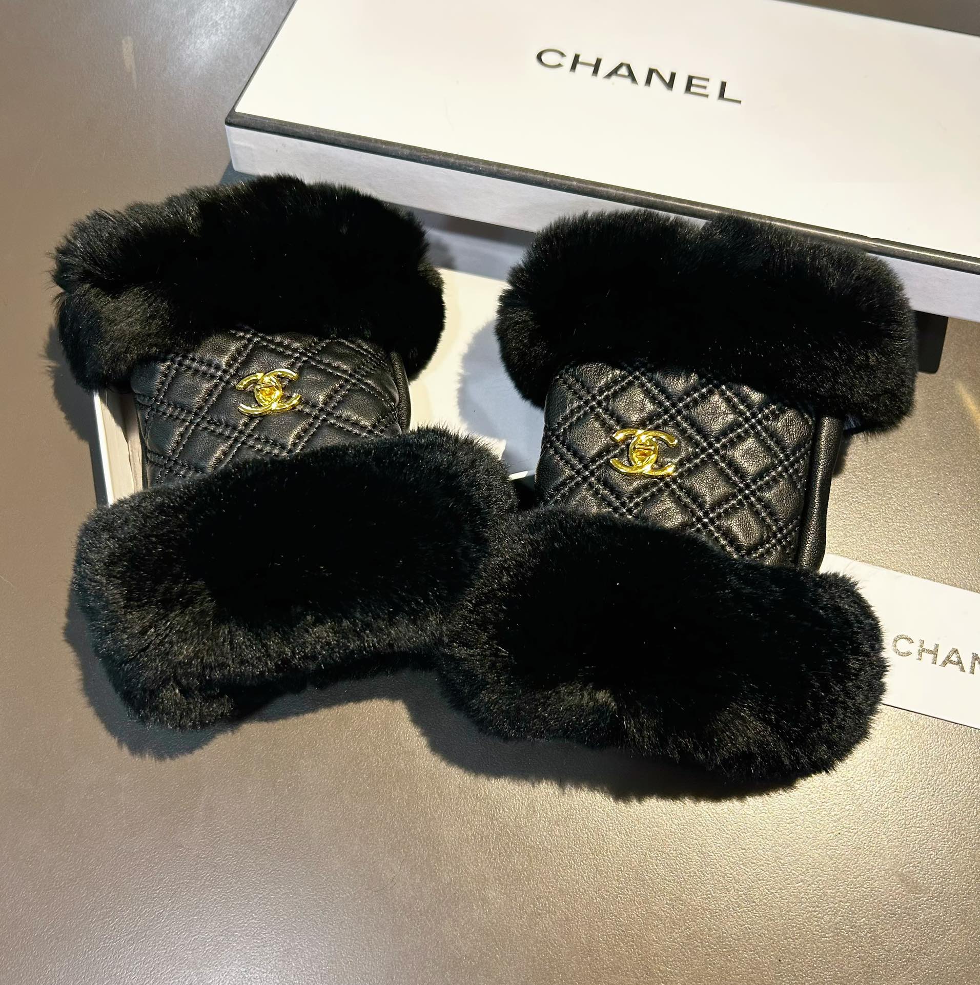 ️Chanel香奈儿2023秋冬短款懒兔毛手套值得对比同款不同品质秒杀市场差产品进口一级羊皮懒兔毛内里加