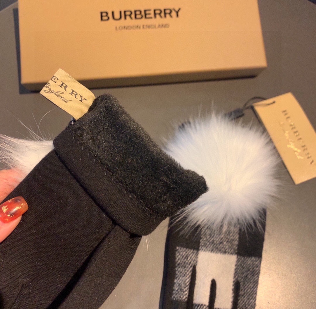 ️巴宝莉BURBERRY专柜新品大狐狸毛球️羊毛手套时尚手套秋冬保暖加绒内里经典格子上手超舒适柔软️百搭