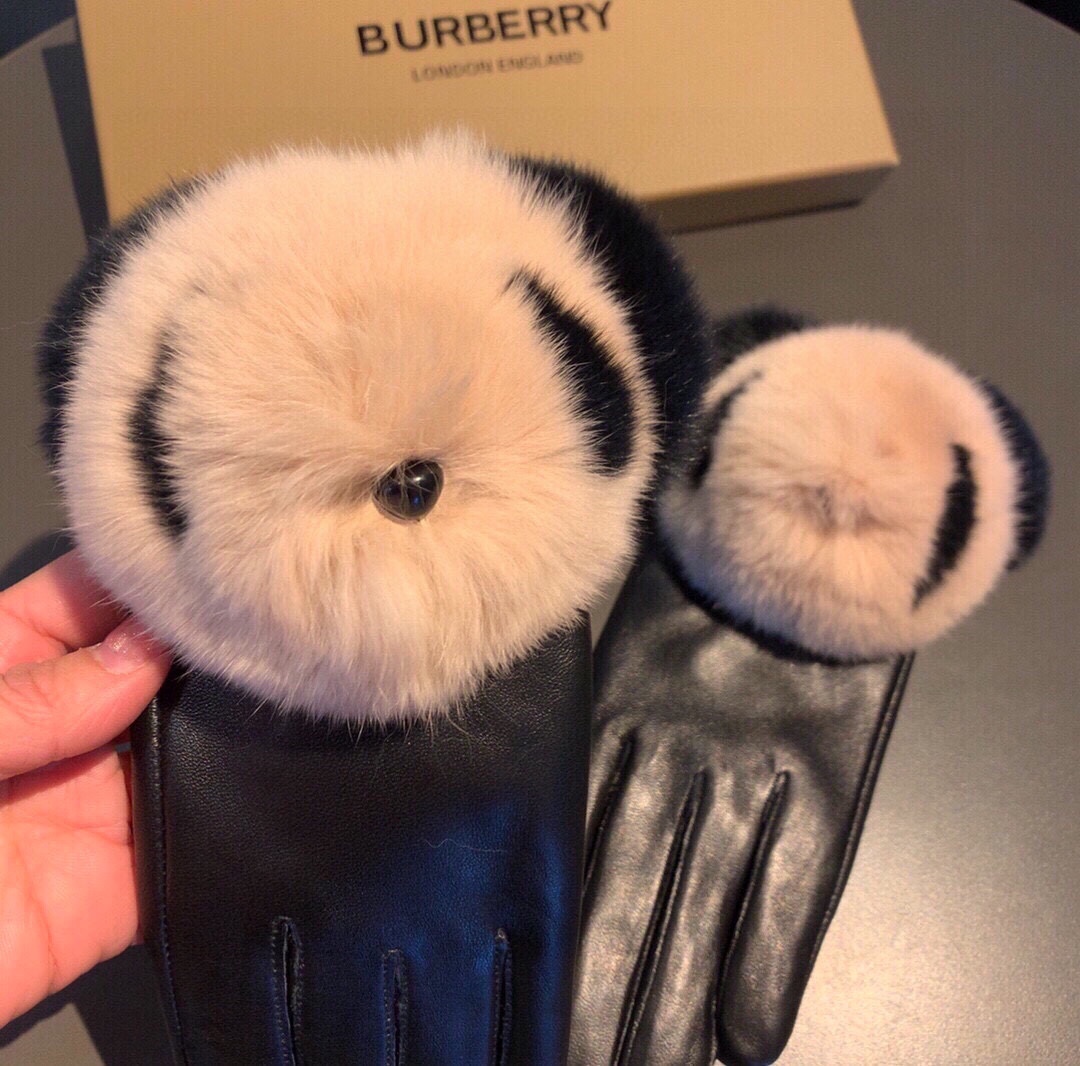 ️巴宝莉BURBERRY专柜新品可爱萌萌熊超火触屏手套秋冬保暖加绒内里集美们不可错过️上手超舒适柔软百搭