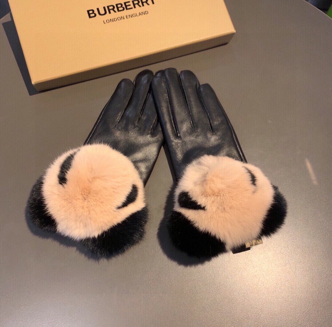 ️巴宝莉BURBERRY专柜新品可爱萌萌熊超火触屏手套秋冬保暖加绒内里集美们不可错过️上手超舒适柔软百搭