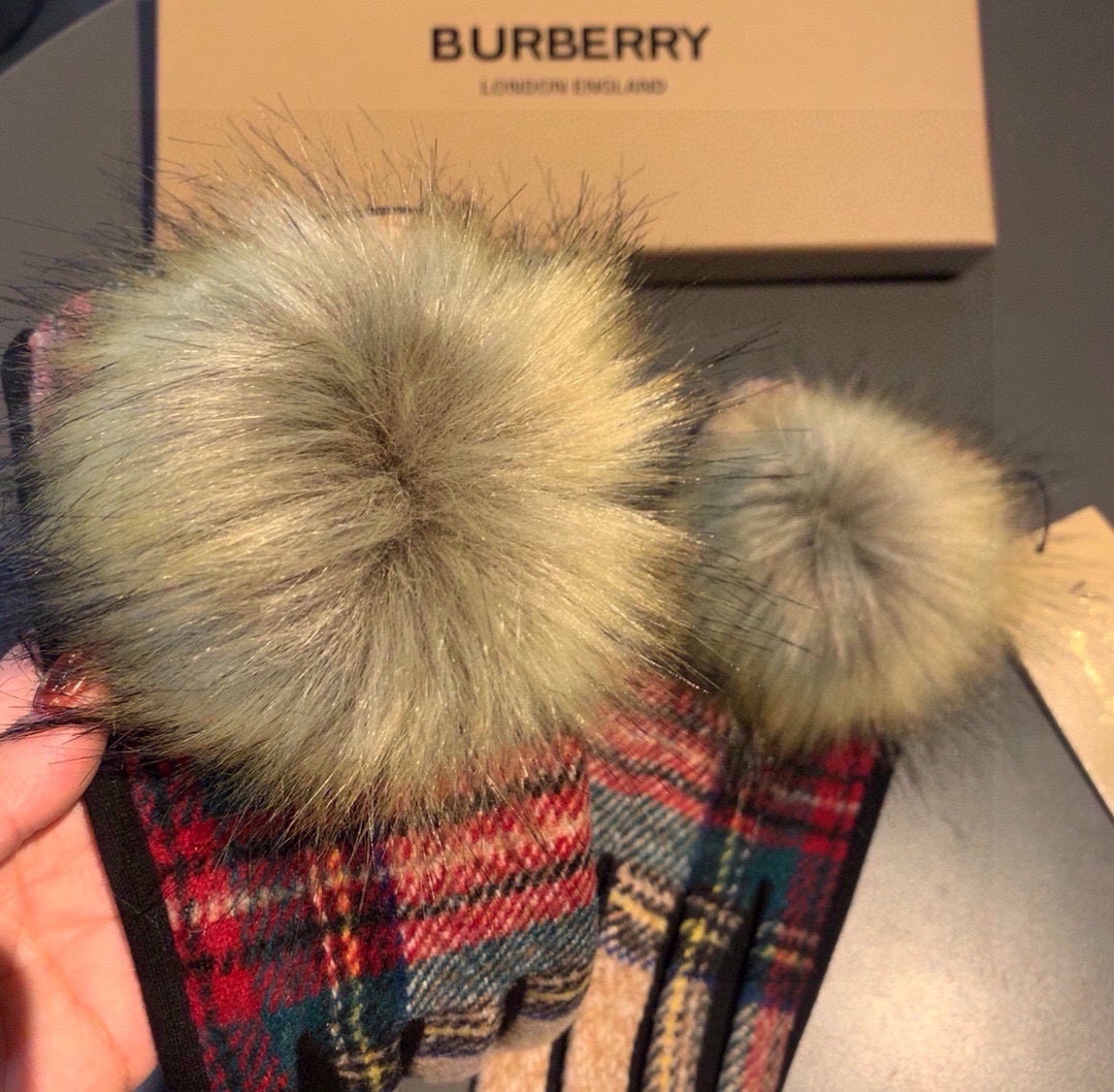 巴宝莉BURBERRY专柜新品大狐狸毛球️羊毛手套时尚手套秋冬保暖加绒内里经典格子上手超舒适柔软️百搭！